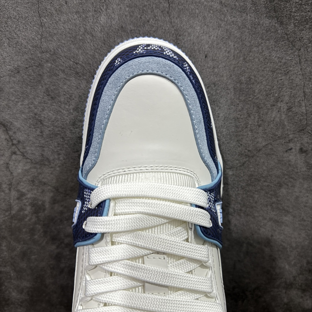 图片[5]-【YS纯原】广奢高端货 LOUIS VUITTON 路易威登 LV Trainer系列 ✦ 原楦原纸版开模，鞋型立体饱满 ✦ 零毛边、零溢胶、零线头瑕疵 ✦ 细节与原版一致 区分市面通货 ✦ 多层叠片＋电脑针车，针距密度一致 ✦ Monogram浮雕＋3D高频压纹 ✦ 多密度发泡中底：支撑回弹媲美专柜 ✦ 原装橡胶大底：含胶量高、纹路深、双拼接零偏差 ✦ ZP级原装包装：专柜款鞋盒＋防尘袋＋说明书 尺码：39-45-选品中心