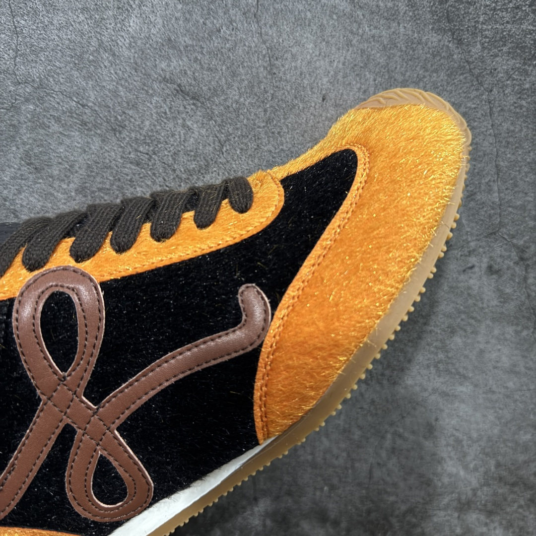 图片[6]-【广东礼盒版】盒中盒全套配件 实体平台跑量 主打推荐好货 👍 王一博同款 马年限定配色 LOEWE罗意威 x LOUIS WAIN 联名款 Ballet Runner 2.0 #不对称鞋头设计、袜状内部结构，轻盈橡胶外底延伸至鞋头。 #20 毫米鞋跟，附白色和同色系鞋带 #侧面饰有 L 徽标，鞋舌饰有压纹 Anagram，后跟标签饰有注塑橡胶 LOEWE 标志 #升级原楦型开发纸版 #采用反绒牛皮革拼接头层皮饰片鞋面材质 #鞋身原装高密度防刮尼龙面料,极好柔软效果 #双层乳胶缓震鞋垫 #外部搭配轻量EVA缓震组合橡胶防滑片装外底❗️ 尺码：35 36 37 38 39 40 41 42 43 44-选品中心