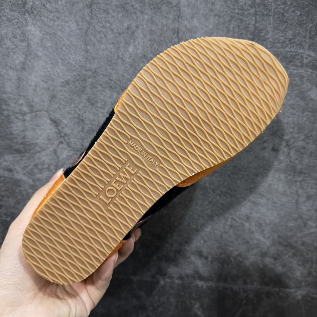 图片[9]-【广东礼盒版】盒中盒全套配件 实体平台跑量 主打推荐好货 👍 王一博同款 马年限定配色 LOEWE罗意威 x LOUIS WAIN 联名款 Ballet Runner 2.0 #不对称鞋头设计、袜状内部结构，轻盈橡胶外底延伸至鞋头。 #20 毫米鞋跟，附白色和同色系鞋带 #侧面饰有 L 徽标，鞋舌饰有压纹 Anagram，后跟标签饰有注塑橡胶 LOEWE 标志 #升级原楦型开发纸版 #采用反绒牛皮革拼接头层皮饰片鞋面材质 #鞋身原装高密度防刮尼龙面料,极好柔软效果 #双层乳胶缓震鞋垫 #外部搭配轻量EVA缓震组合橡胶防滑片装外底❗️ 尺码：35 36 37 38 39 40 41 42 43 44-选品中心