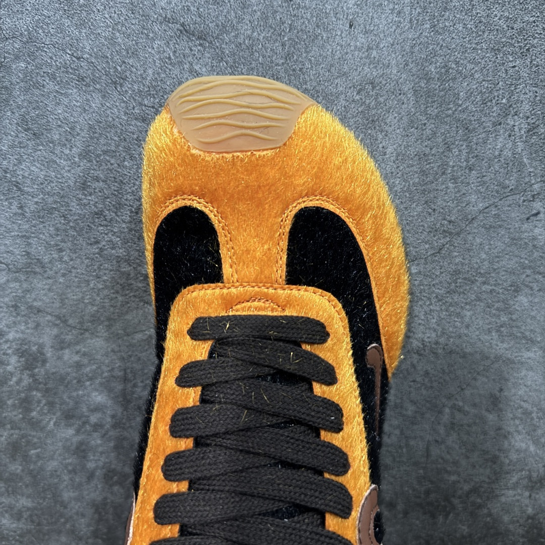 图片[5]-【广东礼盒版】盒中盒全套配件 实体平台跑量 主打推荐好货 👍 王一博同款 马年限定配色 LOEWE罗意威 x LOUIS WAIN 联名款 Ballet Runner 2.0 #不对称鞋头设计、袜状内部结构，轻盈橡胶外底延伸至鞋头。 #20 毫米鞋跟，附白色和同色系鞋带 #侧面饰有 L 徽标，鞋舌饰有压纹 Anagram，后跟标签饰有注塑橡胶 LOEWE 标志 #升级原楦型开发纸版 #采用反绒牛皮革拼接头层皮饰片鞋面材质 #鞋身原装高密度防刮尼龙面料,极好柔软效果 #双层乳胶缓震鞋垫 #外部搭配轻量EVA缓震组合橡胶防滑片装外底❗️ 尺码：35 36 37 38 39 40 41 42 43 44-选品中心