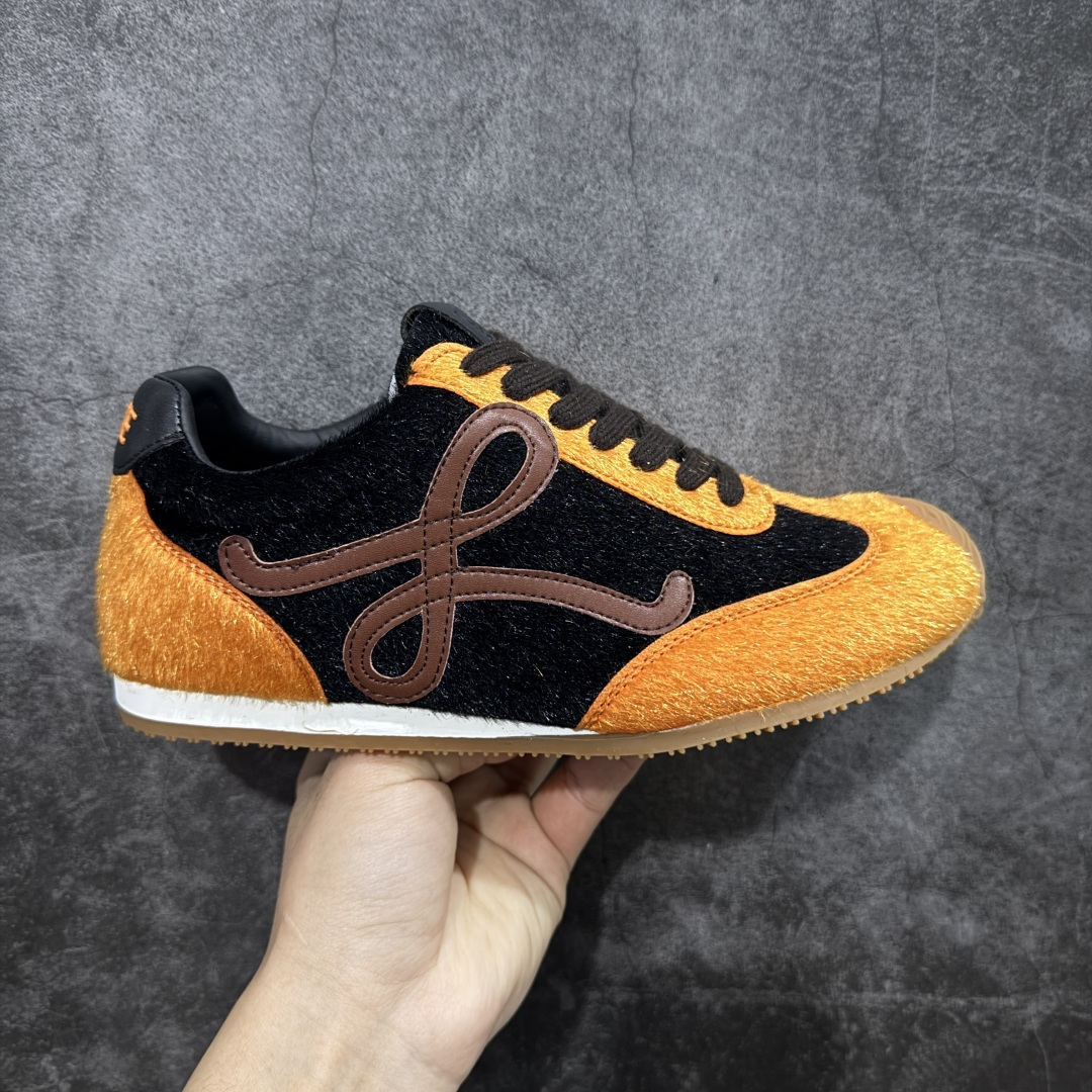 【广东礼盒版】盒中盒全套配件 实体平台跑量 主打推荐好货 👍 王一博同款 马年限定配色 LOEWE罗意威 x LOUIS WAIN 联名款 Ballet Runner 2.0 #不对称鞋头设计、袜状内部结构,轻盈橡胶外底延伸至鞋头。 #20 毫米鞋跟,附白色和同色系鞋带 #侧面饰有 L 徽标,鞋舌饰有压纹 Anagram,后跟标签饰有注塑橡胶 LOEWE 标志 #升级原楦型开发纸版 #采用反绒牛皮革拼接头层皮饰片鞋面材质 #鞋身原装高密度防刮尼龙面料,极好柔软效果 #双层乳胶缓震鞋垫 #外部搭配轻量EVA缓震组合橡胶防滑片装外底❗️ 尺码:35 36 37 38 39 40 41 42 43 44-选品中心