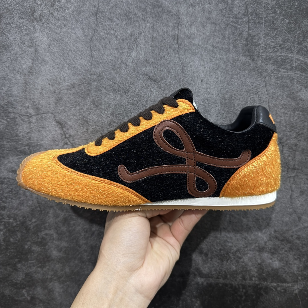 图片[2]-【广东礼盒版】盒中盒全套配件 实体平台跑量 主打推荐好货 👍 王一博同款 马年限定配色 LOEWE罗意威 x LOUIS WAIN 联名款 Ballet Runner 2.0 #不对称鞋头设计、袜状内部结构，轻盈橡胶外底延伸至鞋头。 #20 毫米鞋跟，附白色和同色系鞋带 #侧面饰有 L 徽标，鞋舌饰有压纹 Anagram，后跟标签饰有注塑橡胶 LOEWE 标志 #升级原楦型开发纸版 #采用反绒牛皮革拼接头层皮饰片鞋面材质 #鞋身原装高密度防刮尼龙面料,极好柔软效果 #双层乳胶缓震鞋垫 #外部搭配轻量EVA缓震组合橡胶防滑片装外底❗️ 尺码：35 36 37 38 39 40 41 42 43 44-选品中心