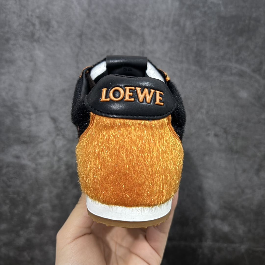 图片[4]-【广东礼盒版】盒中盒全套配件 实体平台跑量 主打推荐好货 👍 王一博同款 马年限定配色 LOEWE罗意威 x LOUIS WAIN 联名款 Ballet Runner 2.0 #不对称鞋头设计、袜状内部结构，轻盈橡胶外底延伸至鞋头。 #20 毫米鞋跟，附白色和同色系鞋带 #侧面饰有 L 徽标，鞋舌饰有压纹 Anagram，后跟标签饰有注塑橡胶 LOEWE 标志 #升级原楦型开发纸版 #采用反绒牛皮革拼接头层皮饰片鞋面材质 #鞋身原装高密度防刮尼龙面料,极好柔软效果 #双层乳胶缓震鞋垫 #外部搭配轻量EVA缓震组合橡胶防滑片装外底❗️ 尺码：35 36 37 38 39 40 41 42 43 44-选品中心