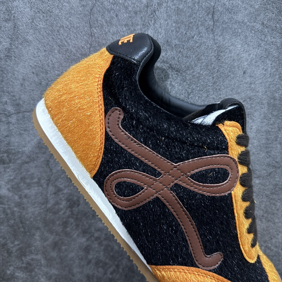 图片[7]-【广东礼盒版】盒中盒全套配件 实体平台跑量 主打推荐好货 👍 王一博同款 马年限定配色 LOEWE罗意威 x LOUIS WAIN 联名款 Ballet Runner 2.0 #不对称鞋头设计、袜状内部结构，轻盈橡胶外底延伸至鞋头。 #20 毫米鞋跟，附白色和同色系鞋带 #侧面饰有 L 徽标，鞋舌饰有压纹 Anagram，后跟标签饰有注塑橡胶 LOEWE 标志 #升级原楦型开发纸版 #采用反绒牛皮革拼接头层皮饰片鞋面材质 #鞋身原装高密度防刮尼龙面料,极好柔软效果 #双层乳胶缓震鞋垫 #外部搭配轻量EVA缓震组合橡胶防滑片装外底❗️ 尺码：35 36 37 38 39 40 41 42 43 44-选品中心