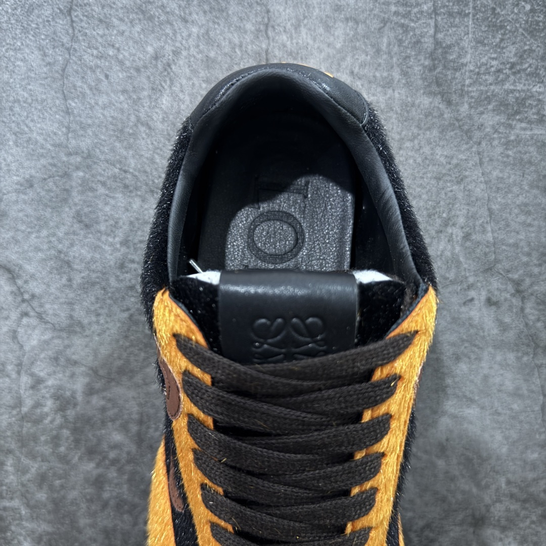 图片[8]-【广东礼盒版】盒中盒全套配件 实体平台跑量 主打推荐好货 👍 王一博同款 马年限定配色 LOEWE罗意威 x LOUIS WAIN 联名款 Ballet Runner 2.0 #不对称鞋头设计、袜状内部结构，轻盈橡胶外底延伸至鞋头。 #20 毫米鞋跟，附白色和同色系鞋带 #侧面饰有 L 徽标，鞋舌饰有压纹 Anagram，后跟标签饰有注塑橡胶 LOEWE 标志 #升级原楦型开发纸版 #采用反绒牛皮革拼接头层皮饰片鞋面材质 #鞋身原装高密度防刮尼龙面料,极好柔软效果 #双层乳胶缓震鞋垫 #外部搭配轻量EVA缓震组合橡胶防滑片装外底❗️ 尺码：35 36 37 38 39 40 41 42 43 44-选品中心