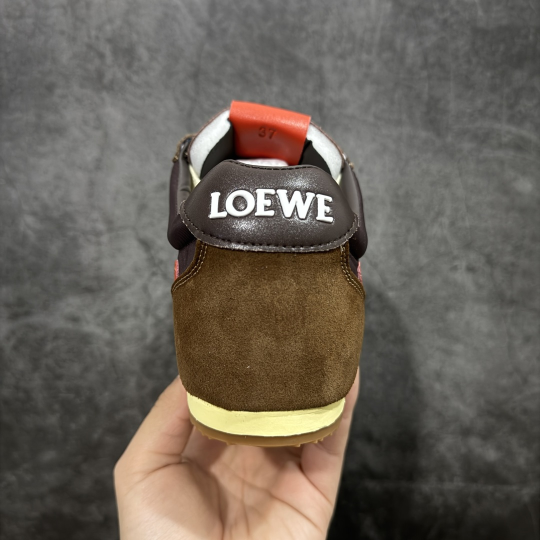 图片[4]-【广东礼盒版】盒中盒全套配件 实体平台跑量 主打推荐好货 👍 王一博同款 马年限定配色 LOEWE罗意威 x LOUIS WAIN 联名款 Ballet Runner 2.0 #不对称鞋头设计、袜状内部结构，轻盈橡胶外底延伸至鞋头。 #20 毫米鞋跟，附白色和同色系鞋带 #侧面饰有 L 徽标，鞋舌饰有压纹 Anagram，后跟标签饰有注塑橡胶 LOEWE 标志 #升级原楦型开发纸版 #采用反绒牛皮革拼接头层皮饰片鞋面材质 #鞋身原装高密度防刮尼龙面料,极好柔软效果 #双层乳胶缓震鞋垫 #外部搭配轻量EVA缓震组合橡胶防滑片装外底❗️ 尺码：35 36 37 38 39 40 41 42 43 44-选品中心