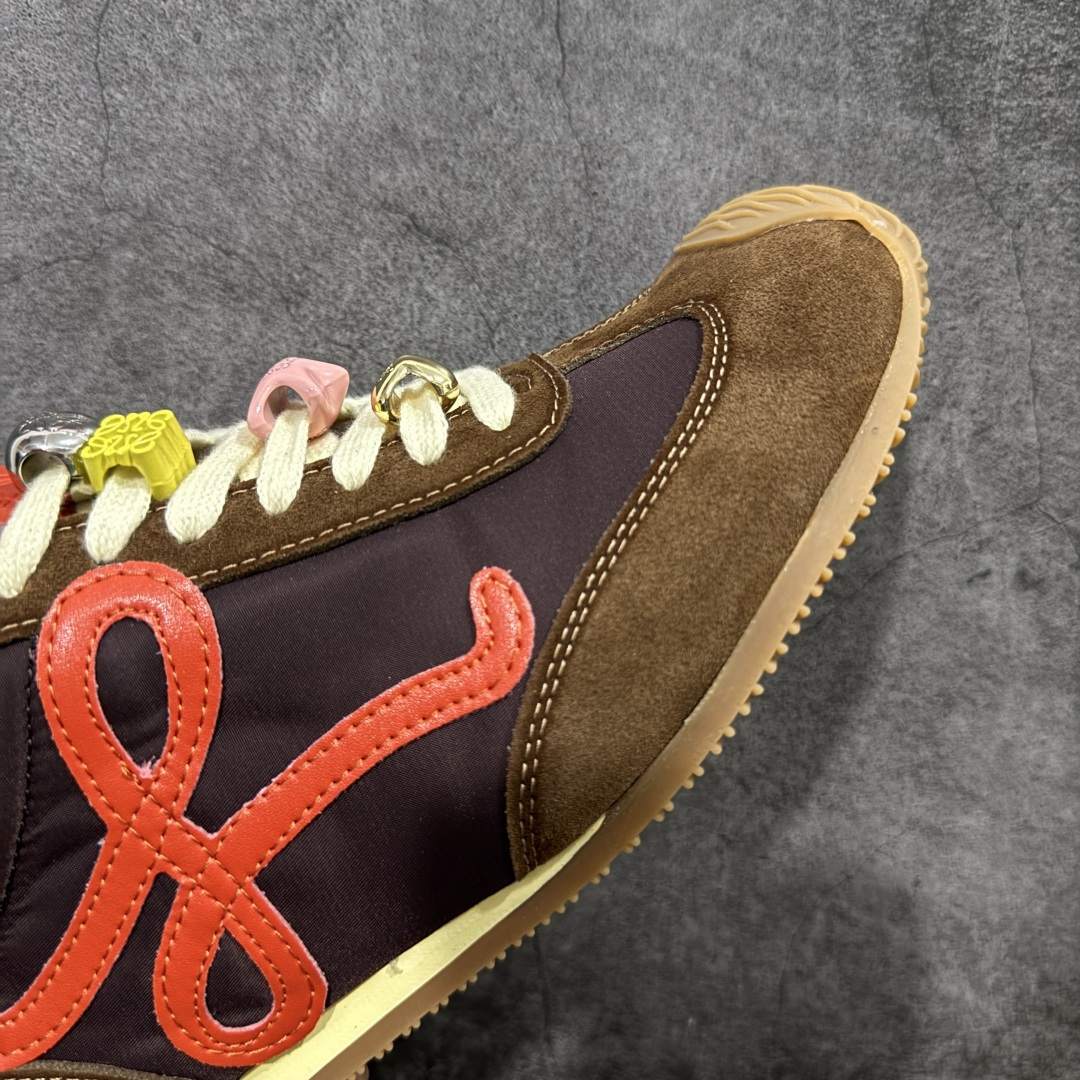 图片[6]-【广东礼盒版】盒中盒全套配件 实体平台跑量 主打推荐好货 👍 王一博同款 马年限定配色 LOEWE罗意威 x LOUIS WAIN 联名款 Ballet Runner 2.0 #不对称鞋头设计、袜状内部结构，轻盈橡胶外底延伸至鞋头。 #20 毫米鞋跟，附白色和同色系鞋带 #侧面饰有 L 徽标，鞋舌饰有压纹 Anagram，后跟标签饰有注塑橡胶 LOEWE 标志 #升级原楦型开发纸版 #采用反绒牛皮革拼接头层皮饰片鞋面材质 #鞋身原装高密度防刮尼龙面料,极好柔软效果 #双层乳胶缓震鞋垫 #外部搭配轻量EVA缓震组合橡胶防滑片装外底❗️ 尺码：35 36 37 38 39 40 41 42 43 44-选品中心