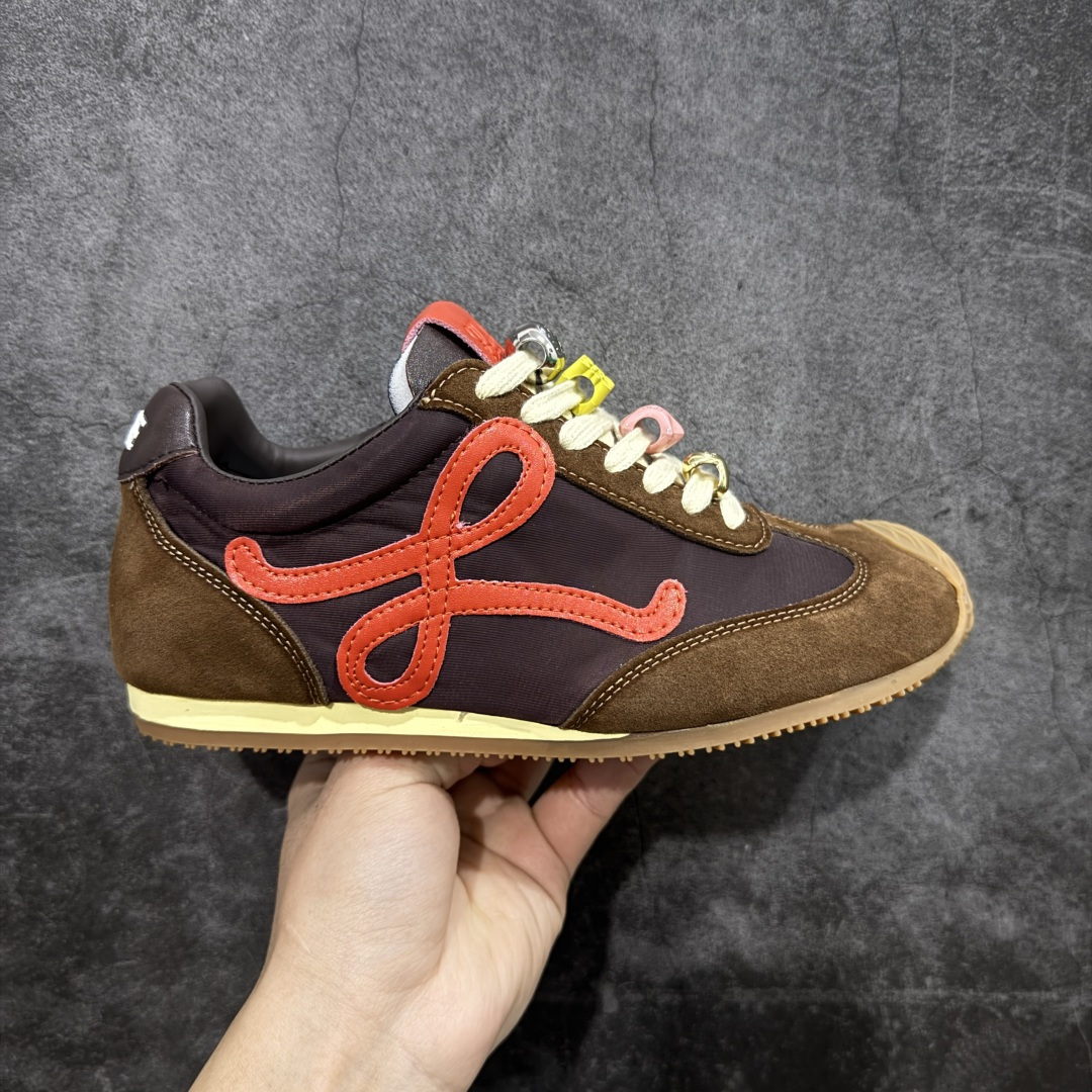 【广东礼盒版】盒中盒全套配件 实体平台跑量 主打推荐好货 👍 王一博同款 马年限定配色 LOEWE罗意威 x LOUIS WAIN 联名款 Ballet Runner 2.0 #不对称鞋头设计、袜状内部结构,轻盈橡胶外底延伸至鞋头。 #20 毫米鞋跟,附白色和同色系鞋带 #侧面饰有 L 徽标,鞋舌饰有压纹 Anagram,后跟标签饰有注塑橡胶 LOEWE 标志 #升级原楦型开发纸版 #采用反绒牛皮革拼接头层皮饰片鞋面材质 #鞋身原装高密度防刮尼龙面料,极好柔软效果 #双层乳胶缓震鞋垫 #外部搭配轻量EVA缓震组合橡胶防滑片装外底❗️ 尺码:35 36 37 38 39 40 41 42 43 44-选品中心