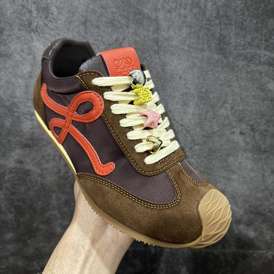 图片[3]-【广东礼盒版】盒中盒全套配件 实体平台跑量 主打推荐好货 👍 王一博同款 马年限定配色 LOEWE罗意威 x LOUIS WAIN 联名款 Ballet Runner 2.0 #不对称鞋头设计、袜状内部结构，轻盈橡胶外底延伸至鞋头。 #20 毫米鞋跟，附白色和同色系鞋带 #侧面饰有 L 徽标，鞋舌饰有压纹 Anagram，后跟标签饰有注塑橡胶 LOEWE 标志 #升级原楦型开发纸版 #采用反绒牛皮革拼接头层皮饰片鞋面材质 #鞋身原装高密度防刮尼龙面料,极好柔软效果 #双层乳胶缓震鞋垫 #外部搭配轻量EVA缓震组合橡胶防滑片装外底❗️ 尺码：35 36 37 38 39 40 41 42 43 44-选品中心