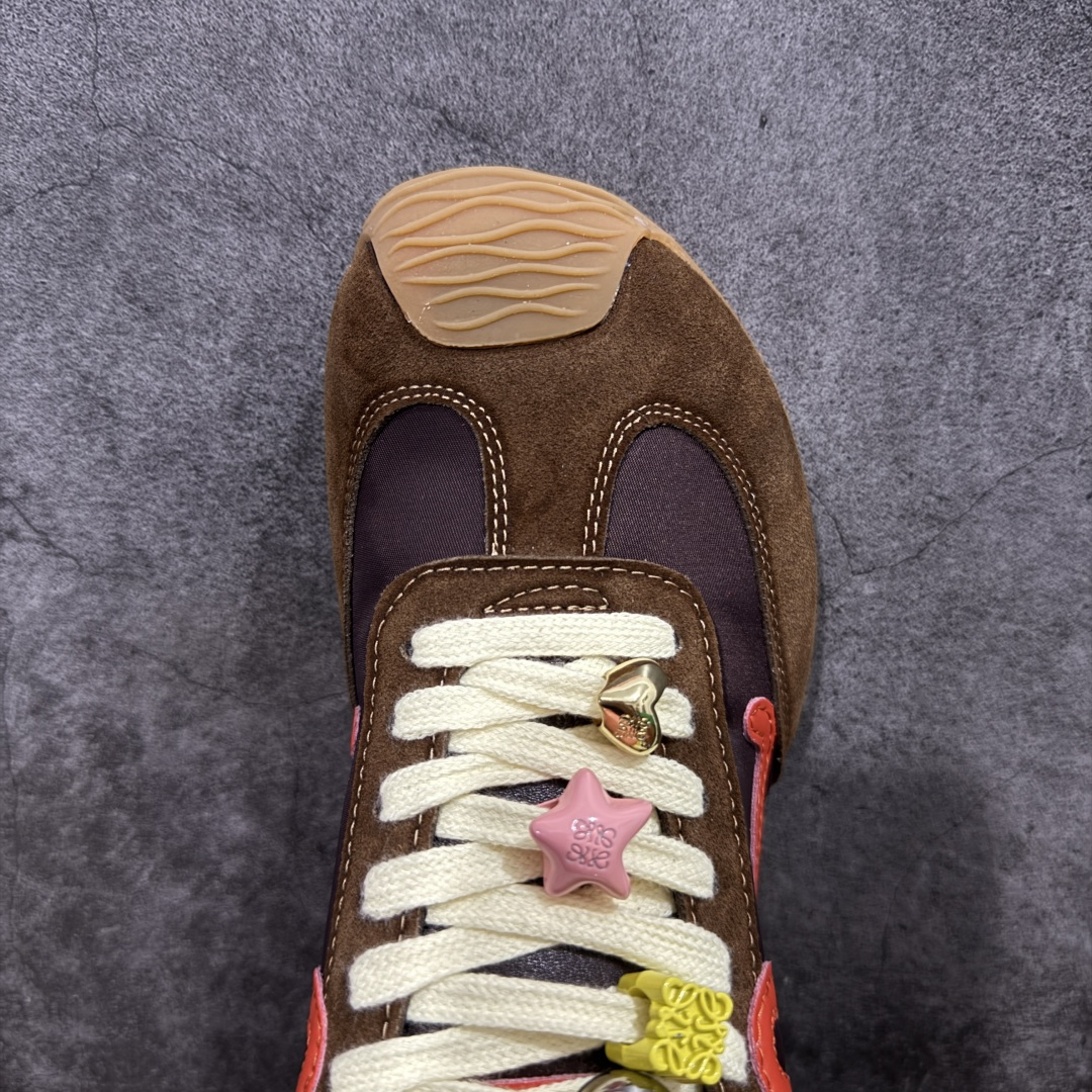 图片[5]-【广东礼盒版】盒中盒全套配件 实体平台跑量 主打推荐好货 👍 王一博同款 马年限定配色 LOEWE罗意威 x LOUIS WAIN 联名款 Ballet Runner 2.0 #不对称鞋头设计、袜状内部结构，轻盈橡胶外底延伸至鞋头。 #20 毫米鞋跟，附白色和同色系鞋带 #侧面饰有 L 徽标，鞋舌饰有压纹 Anagram，后跟标签饰有注塑橡胶 LOEWE 标志 #升级原楦型开发纸版 #采用反绒牛皮革拼接头层皮饰片鞋面材质 #鞋身原装高密度防刮尼龙面料,极好柔软效果 #双层乳胶缓震鞋垫 #外部搭配轻量EVA缓震组合橡胶防滑片装外底❗️ 尺码：35 36 37 38 39 40 41 42 43 44-选品中心