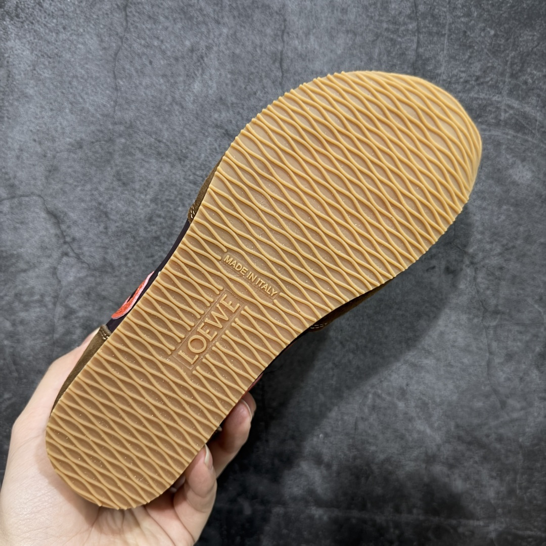 图片[9]-【广东礼盒版】盒中盒全套配件 实体平台跑量 主打推荐好货 👍 王一博同款 马年限定配色 LOEWE罗意威 x LOUIS WAIN 联名款 Ballet Runner 2.0 #不对称鞋头设计、袜状内部结构，轻盈橡胶外底延伸至鞋头。 #20 毫米鞋跟，附白色和同色系鞋带 #侧面饰有 L 徽标，鞋舌饰有压纹 Anagram，后跟标签饰有注塑橡胶 LOEWE 标志 #升级原楦型开发纸版 #采用反绒牛皮革拼接头层皮饰片鞋面材质 #鞋身原装高密度防刮尼龙面料,极好柔软效果 #双层乳胶缓震鞋垫 #外部搭配轻量EVA缓震组合橡胶防滑片装外底❗️ 尺码：35 36 37 38 39 40 41 42 43 44-选品中心