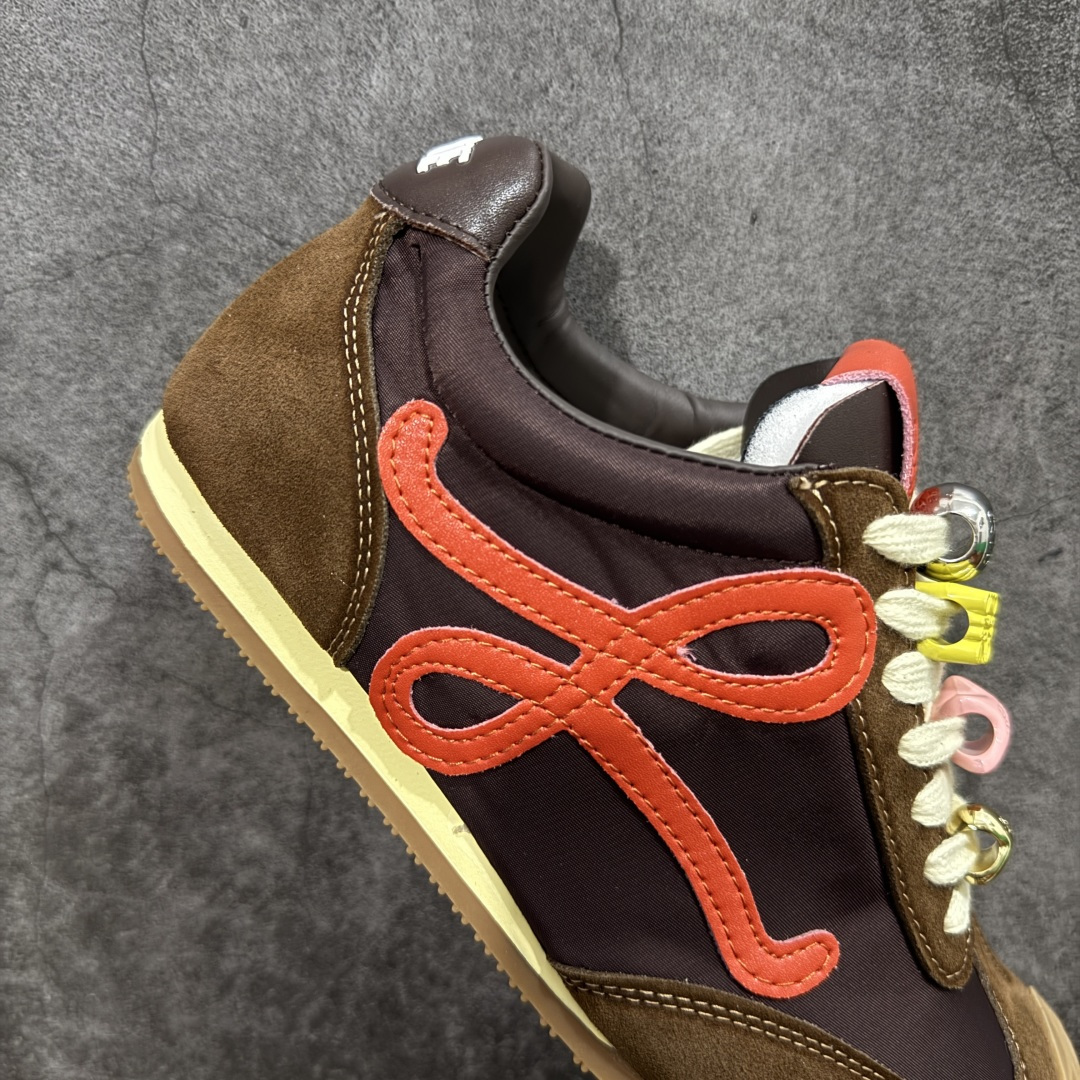 图片[7]-【广东礼盒版】盒中盒全套配件 实体平台跑量 主打推荐好货 👍 王一博同款 马年限定配色 LOEWE罗意威 x LOUIS WAIN 联名款 Ballet Runner 2.0 #不对称鞋头设计、袜状内部结构，轻盈橡胶外底延伸至鞋头。 #20 毫米鞋跟，附白色和同色系鞋带 #侧面饰有 L 徽标，鞋舌饰有压纹 Anagram，后跟标签饰有注塑橡胶 LOEWE 标志 #升级原楦型开发纸版 #采用反绒牛皮革拼接头层皮饰片鞋面材质 #鞋身原装高密度防刮尼龙面料,极好柔软效果 #双层乳胶缓震鞋垫 #外部搭配轻量EVA缓震组合橡胶防滑片装外底❗️ 尺码：35 36 37 38 39 40 41 42 43 44-选品中心