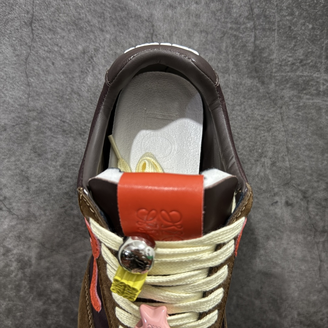 图片[8]-【广东礼盒版】盒中盒全套配件 实体平台跑量 主打推荐好货 👍 王一博同款 马年限定配色 LOEWE罗意威 x LOUIS WAIN 联名款 Ballet Runner 2.0 #不对称鞋头设计、袜状内部结构，轻盈橡胶外底延伸至鞋头。 #20 毫米鞋跟，附白色和同色系鞋带 #侧面饰有 L 徽标，鞋舌饰有压纹 Anagram，后跟标签饰有注塑橡胶 LOEWE 标志 #升级原楦型开发纸版 #采用反绒牛皮革拼接头层皮饰片鞋面材质 #鞋身原装高密度防刮尼龙面料,极好柔软效果 #双层乳胶缓震鞋垫 #外部搭配轻量EVA缓震组合橡胶防滑片装外底❗️ 尺码：35 36 37 38 39 40 41 42 43 44-选品中心