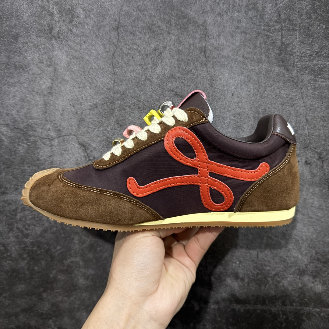 图片[2]-【广东礼盒版】盒中盒全套配件 实体平台跑量 主打推荐好货 👍 王一博同款 马年限定配色 LOEWE罗意威 x LOUIS WAIN 联名款 Ballet Runner 2.0 #不对称鞋头设计、袜状内部结构，轻盈橡胶外底延伸至鞋头。 #20 毫米鞋跟，附白色和同色系鞋带 #侧面饰有 L 徽标，鞋舌饰有压纹 Anagram，后跟标签饰有注塑橡胶 LOEWE 标志 #升级原楦型开发纸版 #采用反绒牛皮革拼接头层皮饰片鞋面材质 #鞋身原装高密度防刮尼龙面料,极好柔软效果 #双层乳胶缓震鞋垫 #外部搭配轻量EVA缓震组合橡胶防滑片装外底❗️ 尺码：35 36 37 38 39 40 41 42 43 44-选品中心