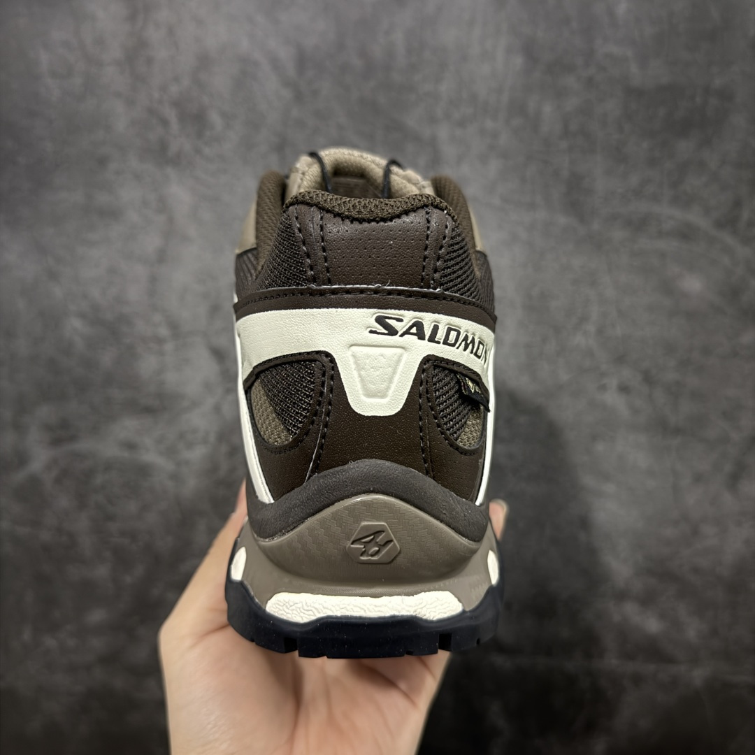 图片[4]-【绿x升级版】Salomon XT-QUEST ADV 萨洛蒙情侣款户外机能鞋 马年限定 茶马古道 492789 全新绿x升级版 品质大改进 ‼️ 全鞋改进为原厂一致材料打造 全新修长鞋型 相对老版臃肿鞋型 此版的版型更正 全新玻璃冲刀 清洁度提升 同步原版左右鞋带孔的间距加大（之前老版间距太小） 网面与鞋头材料校对一致无色差（老版网面有色差） 鞋后跟反口V字定型同步zp（老版臃肿为U字后跟反口） 鞋舌两侧鞋帮脚踝处更加直挺（之前老版往中间踏） 鞋盒黑盒改正为原版牛皮纸鞋盒 鞋头处添加☯️太极标 所有细节多次修改校正 坚持同步原版无差别 毋庸置疑全市场最好的版本💪🏻终端优势供应 尺码：36-46-选品中心