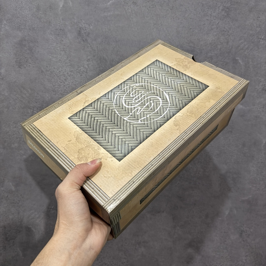 图片[11]-【绿x升级版】Salomon XT-QUEST ADV 萨洛蒙情侣款户外机能鞋 马年限定 茶马古道 492789 全新绿x升级版 品质大改进 ‼️ 全鞋改进为原厂一致材料打造 全新修长鞋型 相对老版臃肿鞋型 此版的版型更正 全新玻璃冲刀 清洁度提升 同步原版左右鞋带孔的间距加大（之前老版间距太小） 网面与鞋头材料校对一致无色差（老版网面有色差） 鞋后跟反口V字定型同步zp（老版臃肿为U字后跟反口） 鞋舌两侧鞋帮脚踝处更加直挺（之前老版往中间踏） 鞋盒黑盒改正为原版牛皮纸鞋盒 鞋头处添加☯️太极标 所有细节多次修改校正 坚持同步原版无差别 毋庸置疑全市场最好的版本💪🏻终端优势供应 尺码：36-46-选品中心