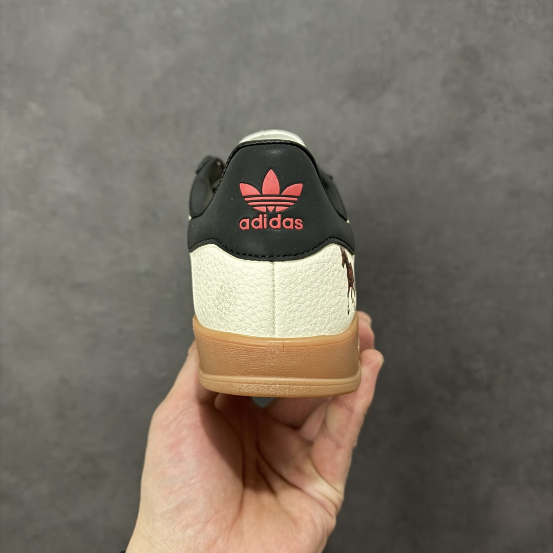 图片[4]-【定制版】马年新款海外定制限量发售 Adidas Originals GAZELLE INDOOR “马年联名限定”专为 2026 丙午马年打造的限定德训鞋，延续 adidas 经典板鞋版型，软弹中底兼顾支撑性与舒适度，鞋头的丙午印章与鞋侧的骏马剪影，点明 2026 马年专属身份，经典三道杠升级为蓝白民族风提花织带，绒面鞋面柔软亲肤，橡胶防滑大底稳当贴脚 货号：LX0904 尺码：36 36.5 37.5 38 38.5 39 40 40.5 41 42 42.5 43 44 44.5 45-选品中心