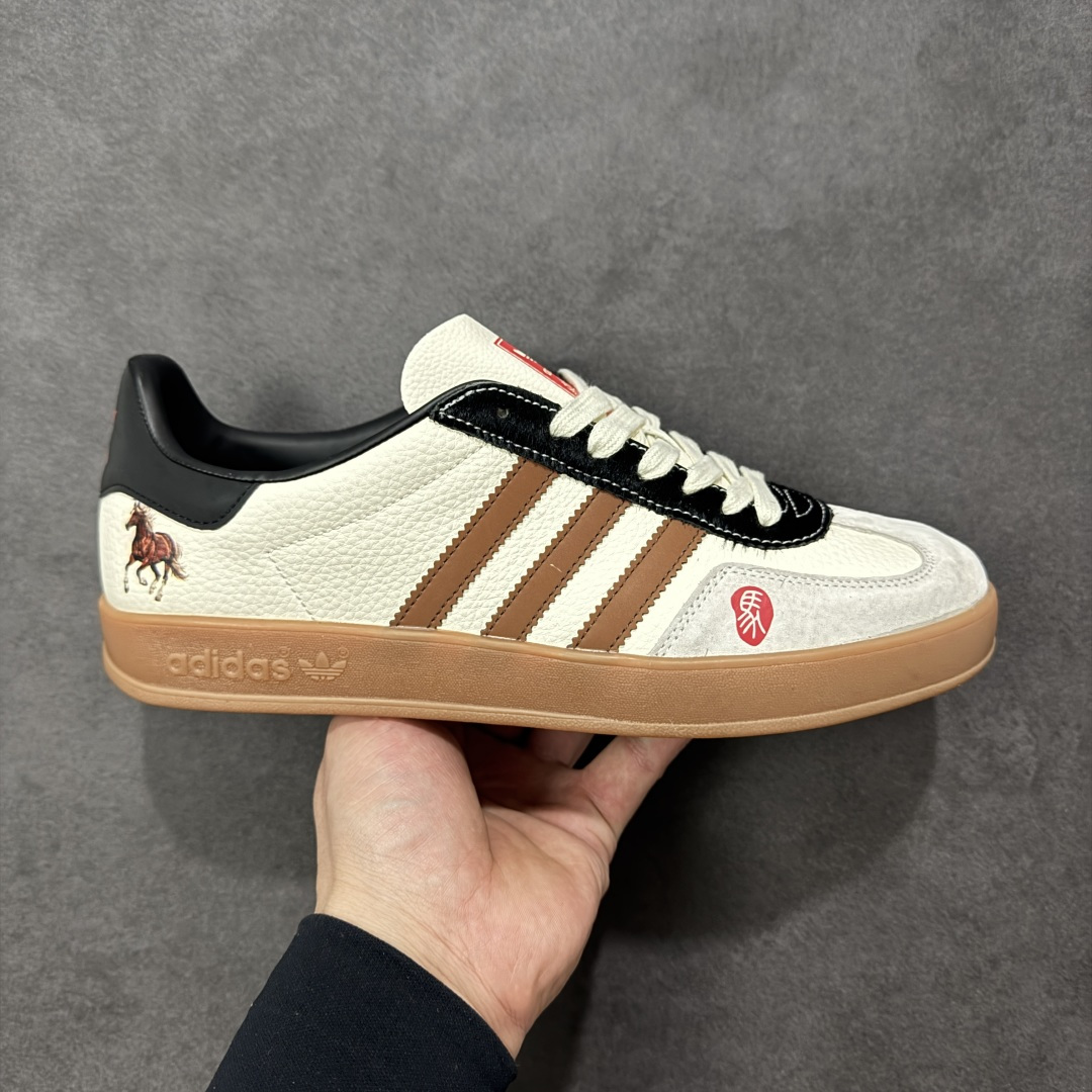 【定制版】马年新款海外定制限量发售 Adidas Originals GAZELLE INDOOR “马年联名限定”专为 2026 丙午马年打造的限定德训鞋，延续 adidas 经典板鞋版型，软弹中底兼顾支撑性与舒适度，鞋头的丙午印章与鞋侧的骏马剪影，点明 2026 马年专属身份，经典三道杠升级为蓝白民族风提花织带，绒面鞋面柔软亲肤，橡胶防滑大底稳当贴脚 货号：LX0904 尺码：36 36.5 37.5 38 38.5 39 40 40.5 41 42 42.5 43 44 44.5 45-选品中心