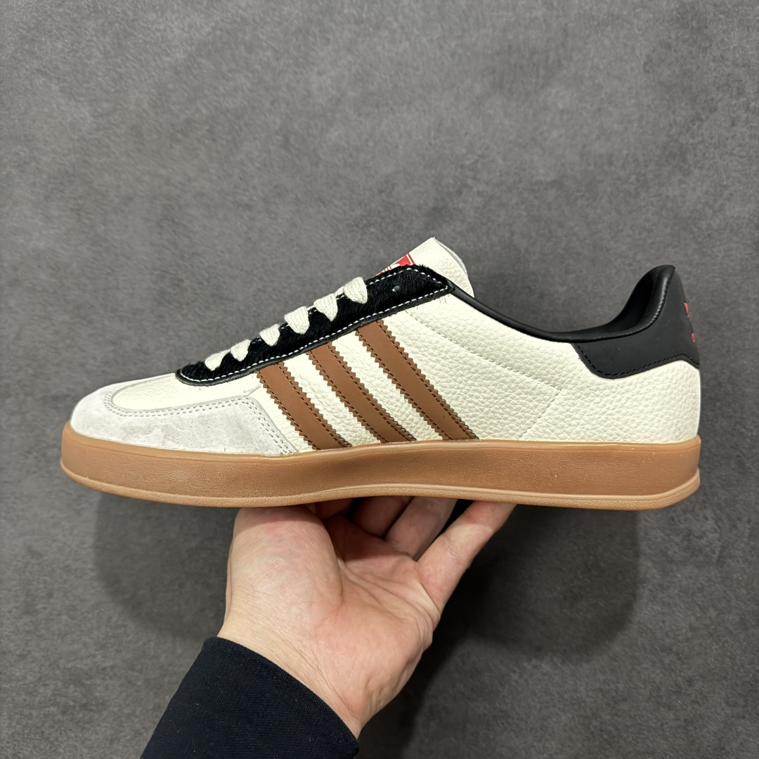 图片[2]-【定制版】马年新款海外定制限量发售 Adidas Originals GAZELLE INDOOR “马年联名限定”专为 2026 丙午马年打造的限定德训鞋，延续 adidas 经典板鞋版型，软弹中底兼顾支撑性与舒适度，鞋头的丙午印章与鞋侧的骏马剪影，点明 2026 马年专属身份，经典三道杠升级为蓝白民族风提花织带，绒面鞋面柔软亲肤，橡胶防滑大底稳当贴脚 货号：LX0904 尺码：36 36.5 37.5 38 38.5 39 40 40.5 41 42 42.5 43 44 44.5 45-选品中心