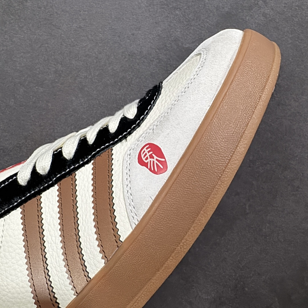 图片[5]-【定制版】马年新款海外定制限量发售 Adidas Originals GAZELLE INDOOR “马年联名限定”专为 2026 丙午马年打造的限定德训鞋，延续 adidas 经典板鞋版型，软弹中底兼顾支撑性与舒适度，鞋头的丙午印章与鞋侧的骏马剪影，点明 2026 马年专属身份，经典三道杠升级为蓝白民族风提花织带，绒面鞋面柔软亲肤，橡胶防滑大底稳当贴脚 货号：LX0904 尺码：36 36.5 37.5 38 38.5 39 40 40.5 41 42 42.5 43 44 44.5 45-选品中心