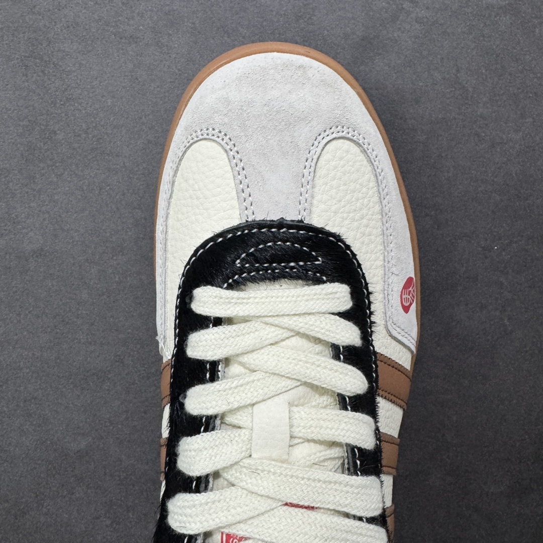 图片[8]-【定制版】马年新款海外定制限量发售 Adidas Originals GAZELLE INDOOR “马年联名限定”专为 2026 丙午马年打造的限定德训鞋，延续 adidas 经典板鞋版型，软弹中底兼顾支撑性与舒适度，鞋头的丙午印章与鞋侧的骏马剪影，点明 2026 马年专属身份，经典三道杠升级为蓝白民族风提花织带，绒面鞋面柔软亲肤，橡胶防滑大底稳当贴脚 货号：LX0904 尺码：36 36.5 37.5 38 38.5 39 40 40.5 41 42 42.5 43 44 44.5 45-选品中心