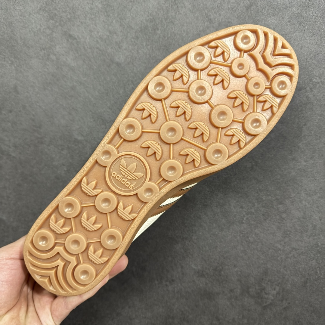 图片[9]-【定制版】马年新款海外定制限量发售 Adidas Originals GAZELLE INDOOR “马年联名限定”专为 2026 丙午马年打造的限定德训鞋，延续 adidas 经典板鞋版型，软弹中底兼顾支撑性与舒适度，鞋头的丙午印章与鞋侧的骏马剪影，点明 2026 马年专属身份，经典三道杠升级为蓝白民族风提花织带，绒面鞋面柔软亲肤，橡胶防滑大底稳当贴脚 货号：LX0904 尺码：36 36.5 37.5 38 38.5 39 40 40.5 41 42 42.5 43 44 44.5 45-选品中心