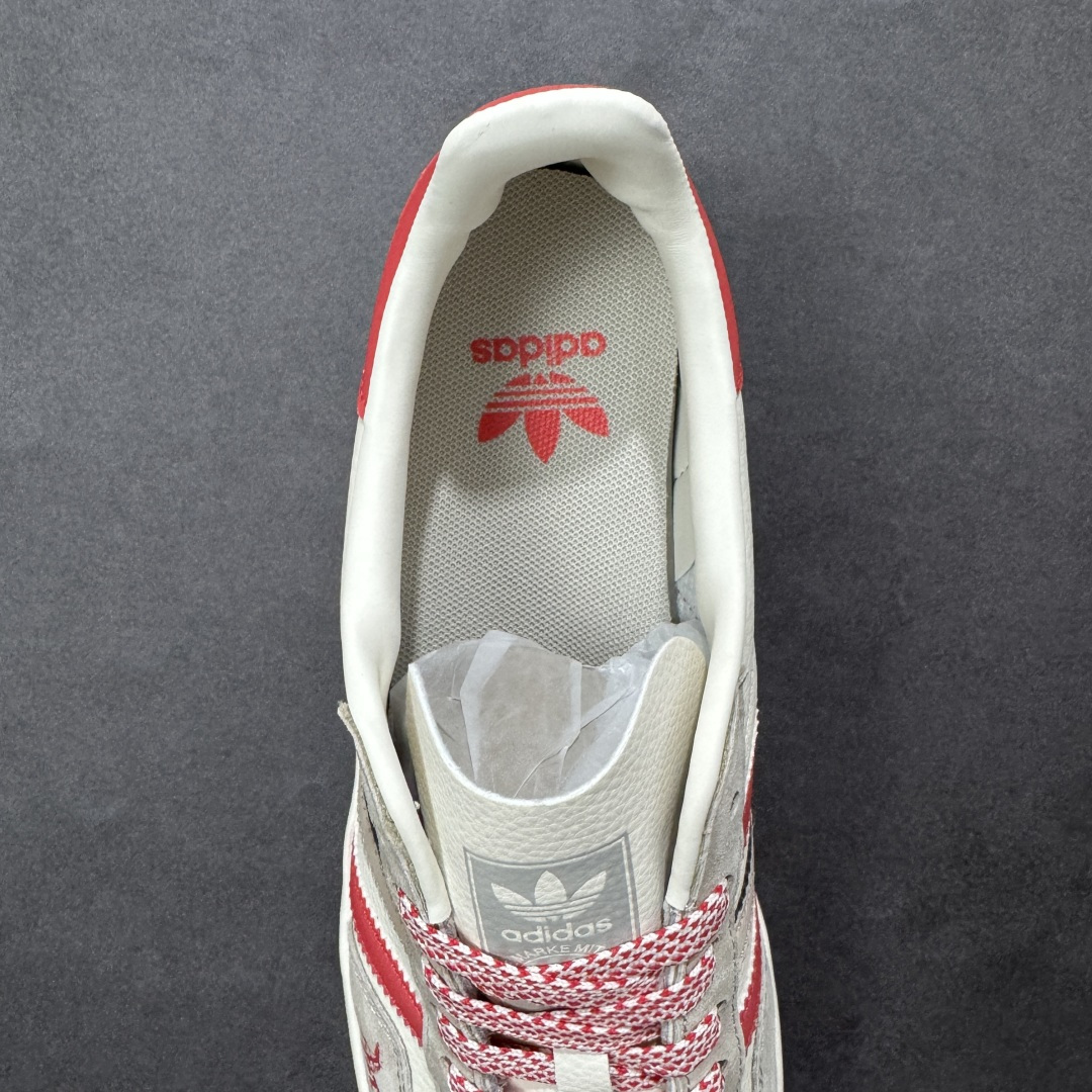 图片[7]-【定制版】马年新款海外定制限量发售 Adidas Originals GAZELLE INDOOR “马年联名限定”专为 2026 丙午马年打造的限定德训鞋，延续 adidas 经典板鞋版型，软弹中底兼顾支撑性与舒适度，鞋头的丙午印章与鞋侧的骏马剪影，点明 2026 马年专属身份，经典三道杠升级为蓝白民族风提花织带，绒面鞋面柔软亲肤，橡胶防滑大底稳当贴脚 货号：LX0905 尺码：36 36.5 37.5 38 38.5 39 40 40.5 41 42 42.5 43 44 44.5 45-选品中心