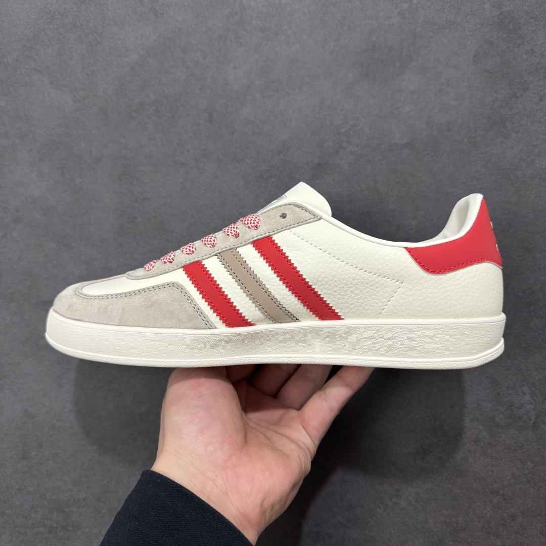 图片[2]-【定制版】马年新款海外定制限量发售 Adidas Originals GAZELLE INDOOR “马年联名限定”专为 2026 丙午马年打造的限定德训鞋，延续 adidas 经典板鞋版型，软弹中底兼顾支撑性与舒适度，鞋头的丙午印章与鞋侧的骏马剪影，点明 2026 马年专属身份，经典三道杠升级为蓝白民族风提花织带，绒面鞋面柔软亲肤，橡胶防滑大底稳当贴脚 货号：LX0905 尺码：36 36.5 37.5 38 38.5 39 40 40.5 41 42 42.5 43 44 44.5 45-选品中心