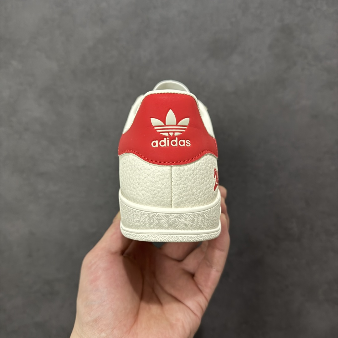 图片[4]-【定制版】马年新款海外定制限量发售 Adidas Originals GAZELLE INDOOR “马年联名限定”专为 2026 丙午马年打造的限定德训鞋，延续 adidas 经典板鞋版型，软弹中底兼顾支撑性与舒适度，鞋头的丙午印章与鞋侧的骏马剪影，点明 2026 马年专属身份，经典三道杠升级为蓝白民族风提花织带，绒面鞋面柔软亲肤，橡胶防滑大底稳当贴脚 货号：LX0905 尺码：36 36.5 37.5 38 38.5 39 40 40.5 41 42 42.5 43 44 44.5 45-选品中心