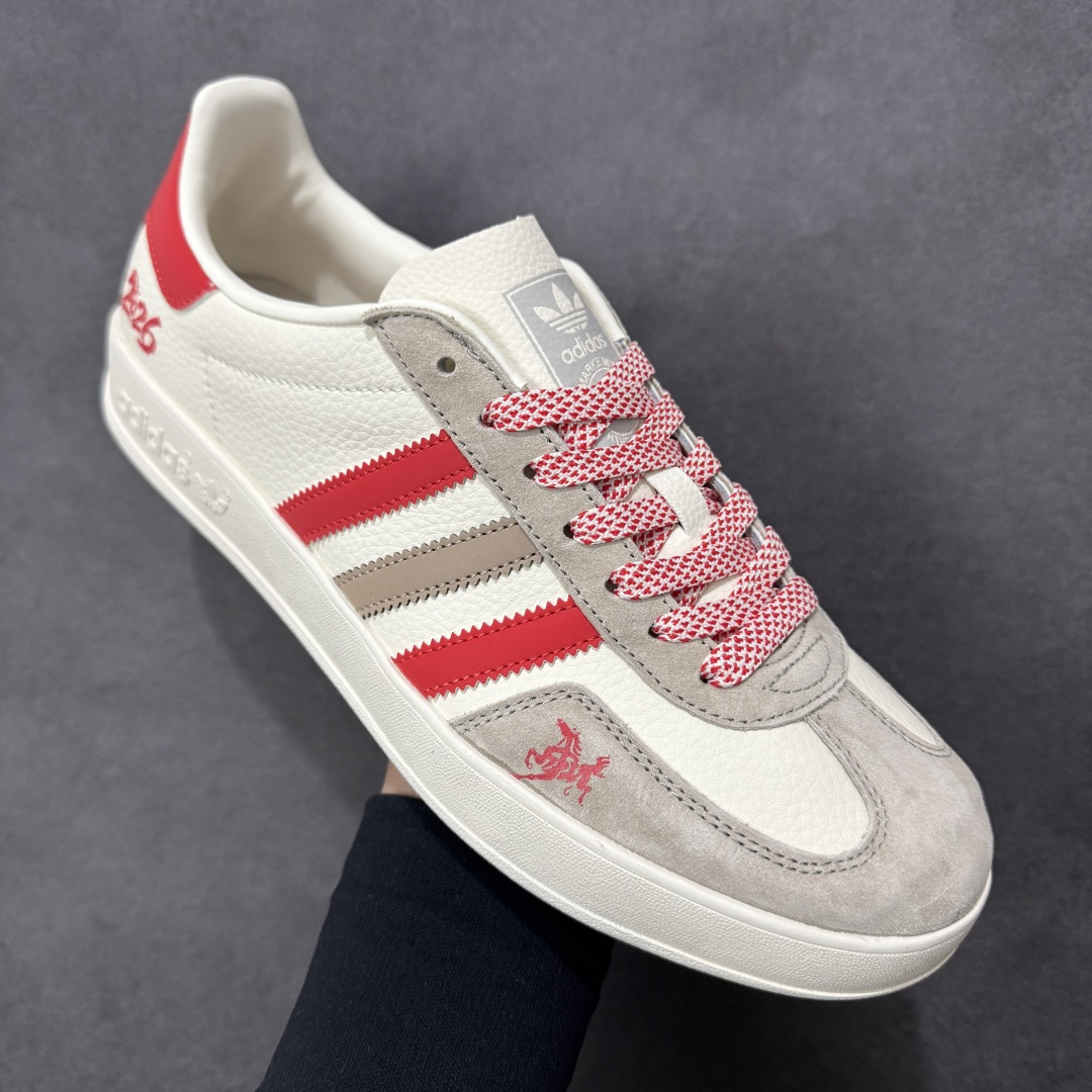 图片[3]-【定制版】马年新款海外定制限量发售 Adidas Originals GAZELLE INDOOR “马年联名限定”专为 2026 丙午马年打造的限定德训鞋，延续 adidas 经典板鞋版型，软弹中底兼顾支撑性与舒适度，鞋头的丙午印章与鞋侧的骏马剪影，点明 2026 马年专属身份，经典三道杠升级为蓝白民族风提花织带，绒面鞋面柔软亲肤，橡胶防滑大底稳当贴脚 货号：LX0905 尺码：36 36.5 37.5 38 38.5 39 40 40.5 41 42 42.5 43 44 44.5 45-选品中心