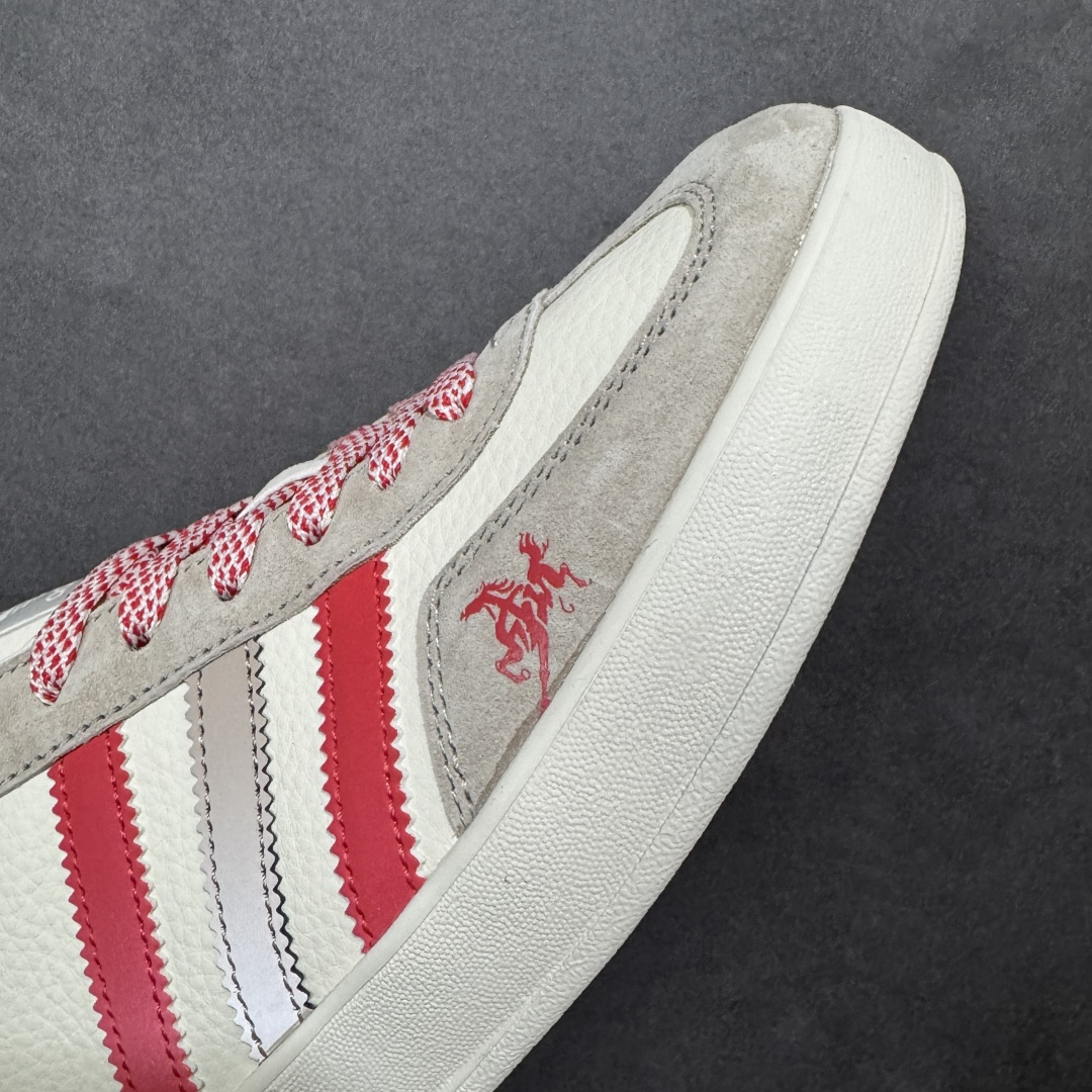 图片[5]-【定制版】马年新款海外定制限量发售 Adidas Originals GAZELLE INDOOR “马年联名限定”专为 2026 丙午马年打造的限定德训鞋，延续 adidas 经典板鞋版型，软弹中底兼顾支撑性与舒适度，鞋头的丙午印章与鞋侧的骏马剪影，点明 2026 马年专属身份，经典三道杠升级为蓝白民族风提花织带，绒面鞋面柔软亲肤，橡胶防滑大底稳当贴脚 货号：LX0905 尺码：36 36.5 37.5 38 38.5 39 40 40.5 41 42 42.5 43 44 44.5 45-选品中心