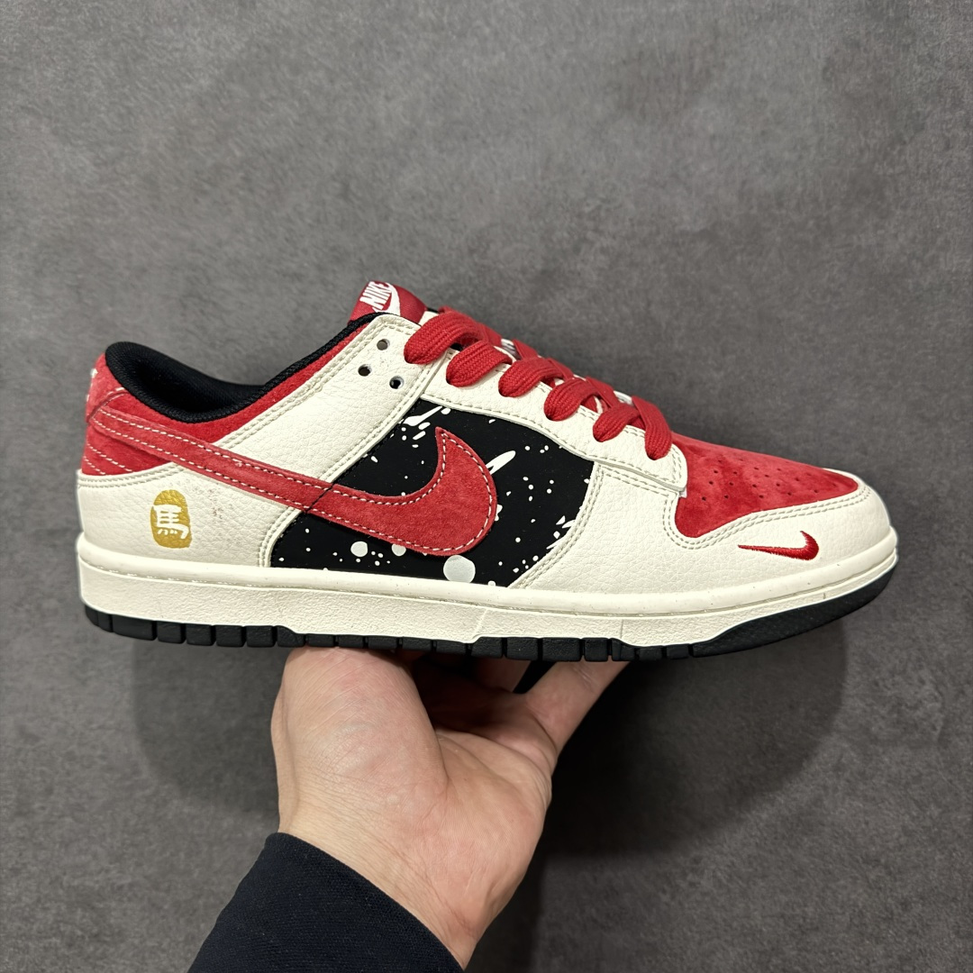 【定制版】马年新款海外定制限量发售❗️Nike SB Dunk Low“马年联名限定-星空骏马”鞋身侧部的黑底泼墨星空设计,搭配红色 Swoosh Logo,仿佛骏马在星夜中奔腾,米白皮革 + 红色翻毛皮鞋头 + 黑色星空布面,红色编织鞋带呼应主题,鞋身皮革细腻耐磨,细节处尽显限定款的高级质感。 货号:HG0026-007 尺码:36 36.5 37.5 38 38.5 39 40 40.5 41 42 42.5 43 44 44.5 45-选品中心