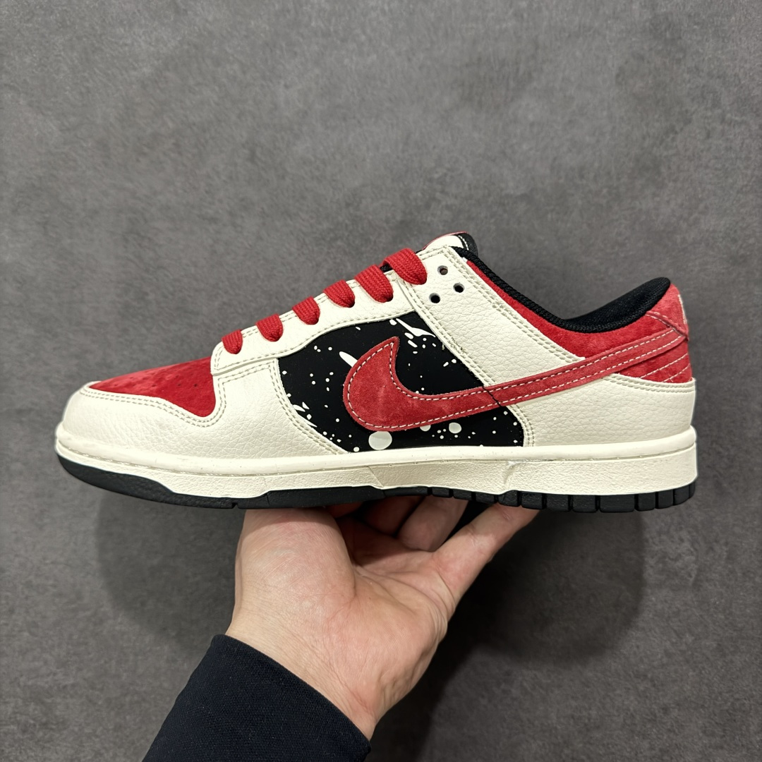 图片[2]-【定制版】马年新款海外定制限量发售❗️Nike SB Dunk Low“马年联名限定-星空骏马”鞋身侧部的黑底泼墨星空设计，搭配红色 Swoosh Logo，仿佛骏马在星夜中奔腾，米白皮革 + 红色翻毛皮鞋头 + 黑色星空布面，红色编织鞋带呼应主题，鞋身皮革细腻耐磨，细节处尽显限定款的高级质感。 货号：HG0026-007 尺码：36 36.5 37.5 38 38.5 39 40 40.5 41 42 42.5 43 44 44.5 45-选品中心