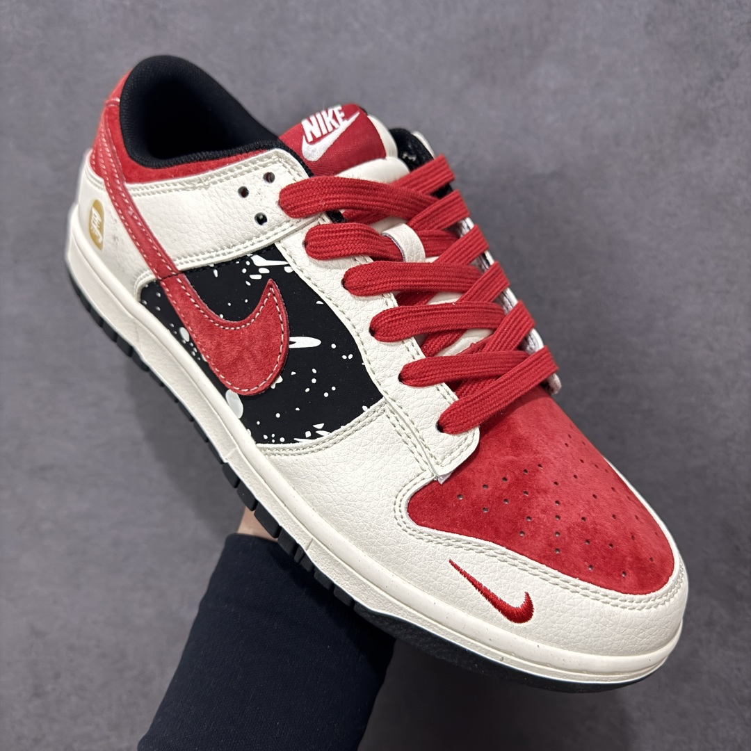 图片[3]-【定制版】马年新款海外定制限量发售❗️Nike SB Dunk Low“马年联名限定-星空骏马”鞋身侧部的黑底泼墨星空设计，搭配红色 Swoosh Logo，仿佛骏马在星夜中奔腾，米白皮革 + 红色翻毛皮鞋头 + 黑色星空布面，红色编织鞋带呼应主题，鞋身皮革细腻耐磨，细节处尽显限定款的高级质感。 货号：HG0026-007 尺码：36 36.5 37.5 38 38.5 39 40 40.5 41 42 42.5 43 44 44.5 45-选品中心