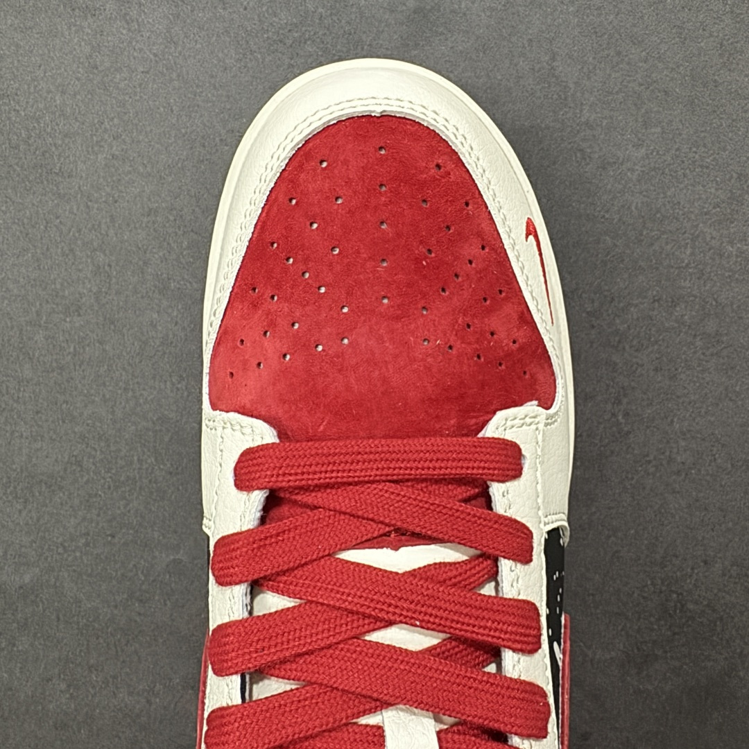 图片[8]-【定制版】马年新款海外定制限量发售❗️Nike SB Dunk Low“马年联名限定-星空骏马”鞋身侧部的黑底泼墨星空设计，搭配红色 Swoosh Logo，仿佛骏马在星夜中奔腾，米白皮革 + 红色翻毛皮鞋头 + 黑色星空布面，红色编织鞋带呼应主题，鞋身皮革细腻耐磨，细节处尽显限定款的高级质感。 货号：HG0026-007 尺码：36 36.5 37.5 38 38.5 39 40 40.5 41 42 42.5 43 44 44.5 45-选品中心