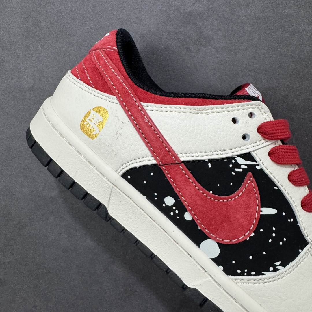 图片[6]-【定制版】马年新款海外定制限量发售❗️Nike SB Dunk Low“马年联名限定-星空骏马”鞋身侧部的黑底泼墨星空设计，搭配红色 Swoosh Logo，仿佛骏马在星夜中奔腾，米白皮革 + 红色翻毛皮鞋头 + 黑色星空布面，红色编织鞋带呼应主题，鞋身皮革细腻耐磨，细节处尽显限定款的高级质感。 货号：HG0026-007 尺码：36 36.5 37.5 38 38.5 39 40 40.5 41 42 42.5 43 44 44.5 45-选品中心