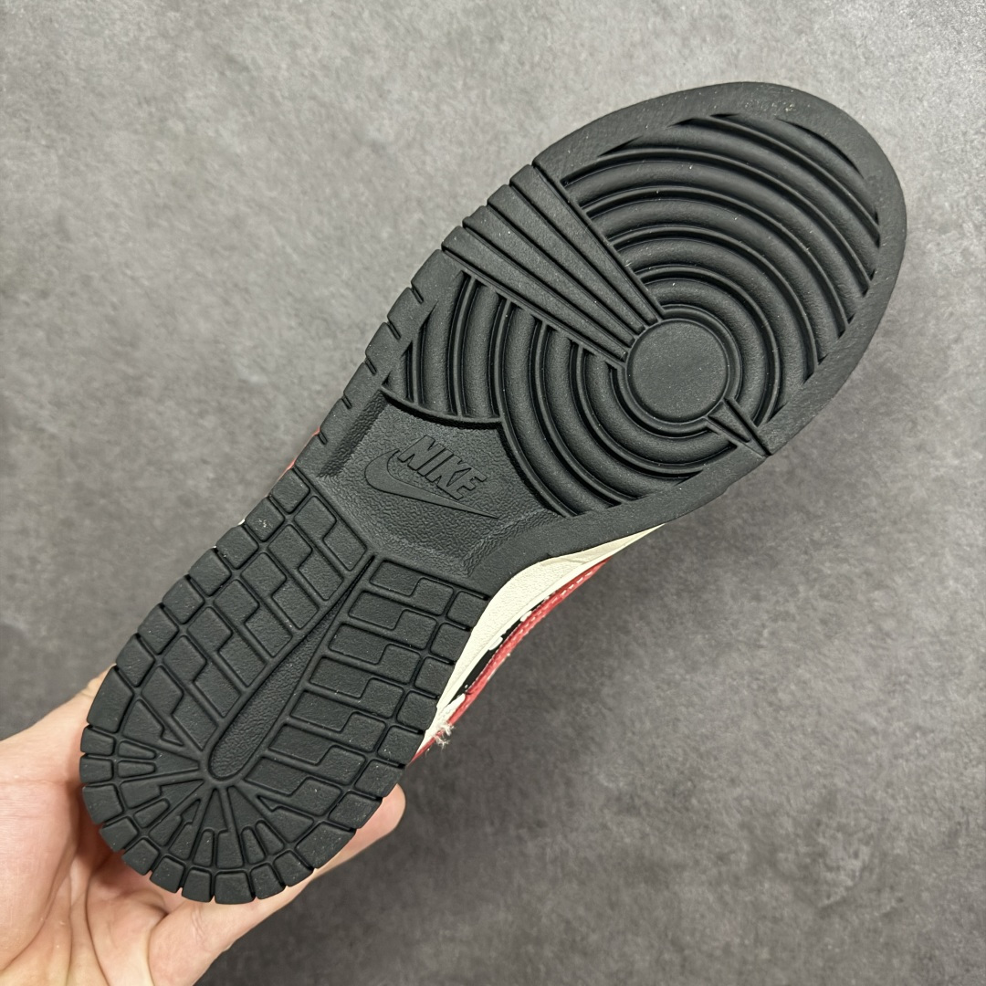 图片[9]-【定制版】马年新款海外定制限量发售❗️Nike SB Dunk Low“马年联名限定-星空骏马”鞋身侧部的黑底泼墨星空设计，搭配红色 Swoosh Logo，仿佛骏马在星夜中奔腾，米白皮革 + 红色翻毛皮鞋头 + 黑色星空布面，红色编织鞋带呼应主题，鞋身皮革细腻耐磨，细节处尽显限定款的高级质感。 货号：HG0026-007 尺码：36 36.5 37.5 38 38.5 39 40 40.5 41 42 42.5 43 44 44.5 45-选品中心