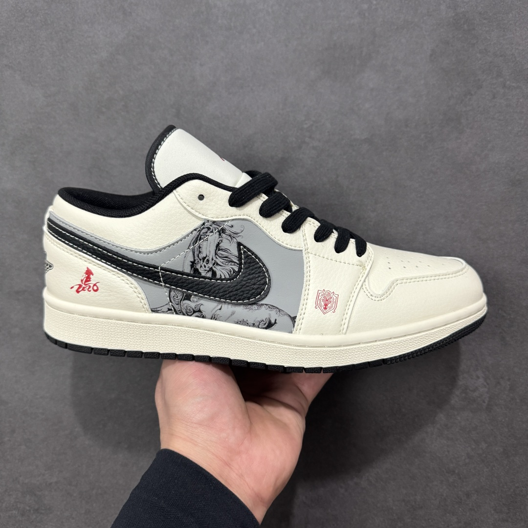 【定制版】Air Jordan 1 Low AJ1 乔1 2026 马年限定 高端定制 低帮复古篮球鞋 #定制皮料 原厂3D打印 定制鞋盒 原楦原纸板 纯正空军版型 内置全掌气垫 货号:FF9989-034 尺码:36 36.5 37.5 38 38.5 39 40 40.5 41 42 42.5 43 44 44.5 45-选品中心