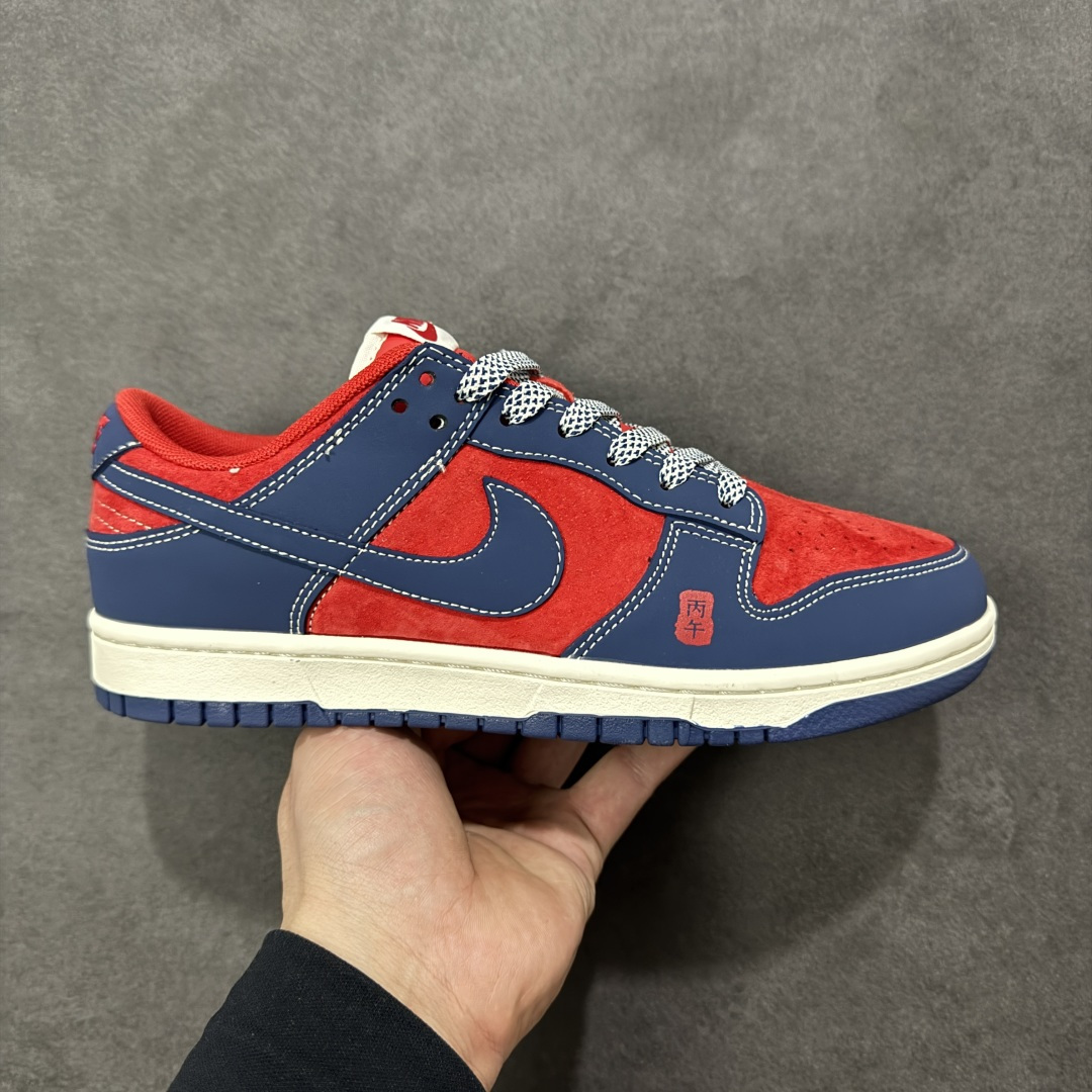 【定制版】2026新款定制限量发售Nike SB Dunk Low“马年联名限定------藏蓝酒红”-专属马年礼盒:鞋盒印满骏马剪影,搭配同款骏马挂饰,整套收藏仪式感拉满。 - 红蓝复古撞色:酒红翻毛皮藏蓝牛剖层革拼接,质感层次丰富,自带街头复古氛 #高端定制 低帮休闲板鞋 定制鞋盒 大厂纯原品质出货 超高清洁度 皮料切割干净无任何毛边 细节完美 货号:FF9989-021 尺码:36 36.5 37.5 38 38.5 39 40 40.5 41 42 42.5 43 44 44.5 45-选品中心