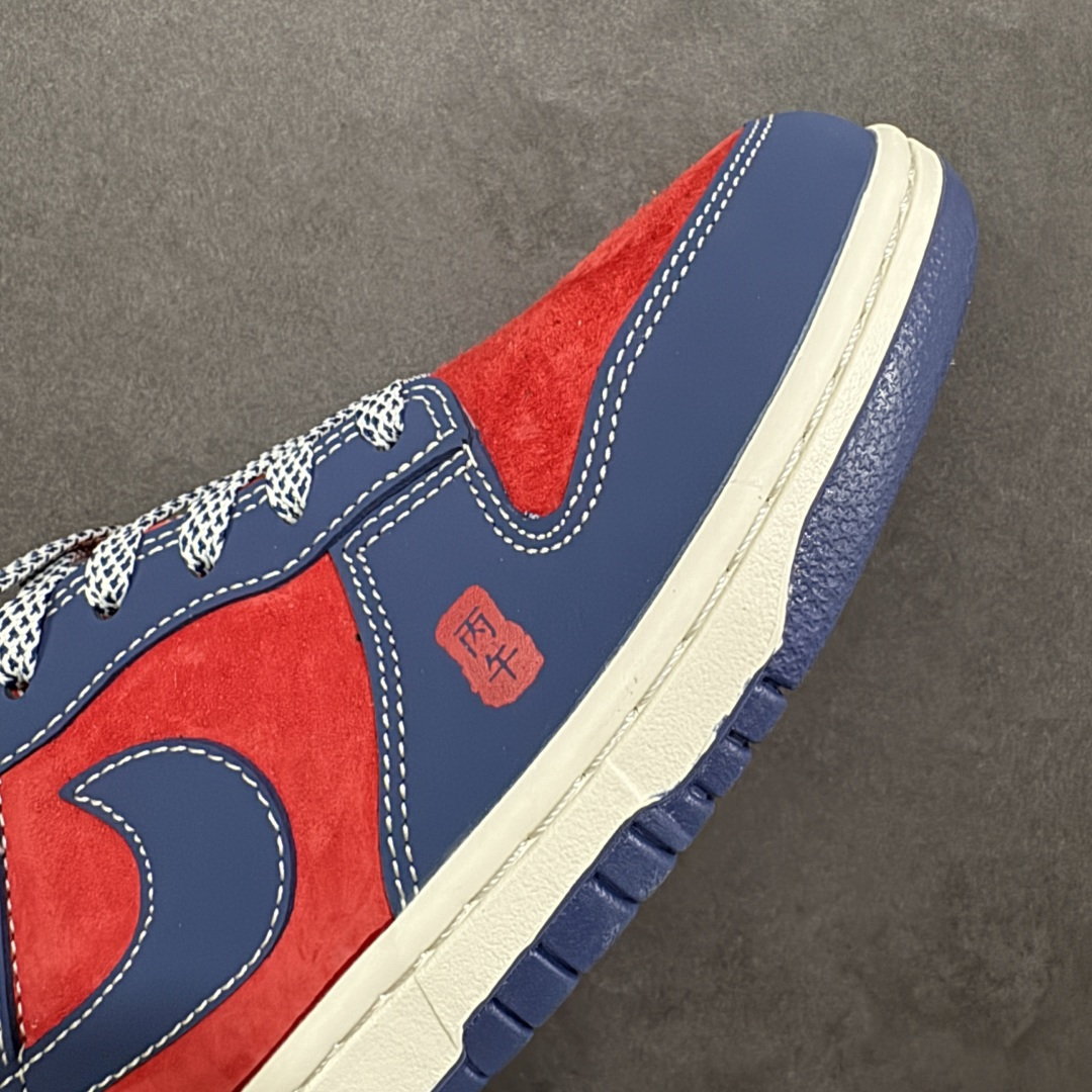图片[5]-【定制版】2026新款定制限量发售Nike SB Dunk Low“马年联名限定——藏蓝酒红”-专属马年礼盒：鞋盒印满骏马剪影，搭配同款骏马挂饰，整套收藏仪式感拉满。 – 红蓝复古撞色：酒红翻毛皮藏蓝牛剖层革拼接，质感层次丰富，自带街头复古氛 #高端定制 低帮休闲板鞋 定制鞋盒 大厂纯原品质出货 超高清洁度 皮料切割干净无任何毛边 细节完美 货号：FF9989-021 尺码：36 36.5 37.5 38 38.5 39 40 40.5 41 42 42.5 43 44 44.5 45-选品中心