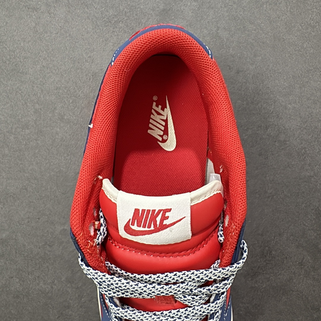 图片[7]-【定制版】2026新款定制限量发售Nike SB Dunk Low“马年联名限定——藏蓝酒红”-专属马年礼盒：鞋盒印满骏马剪影，搭配同款骏马挂饰，整套收藏仪式感拉满。 – 红蓝复古撞色：酒红翻毛皮藏蓝牛剖层革拼接，质感层次丰富，自带街头复古氛 #高端定制 低帮休闲板鞋 定制鞋盒 大厂纯原品质出货 超高清洁度 皮料切割干净无任何毛边 细节完美 货号：FF9989-021 尺码：36 36.5 37.5 38 38.5 39 40 40.5 41 42 42.5 43 44 44.5 45-选品中心