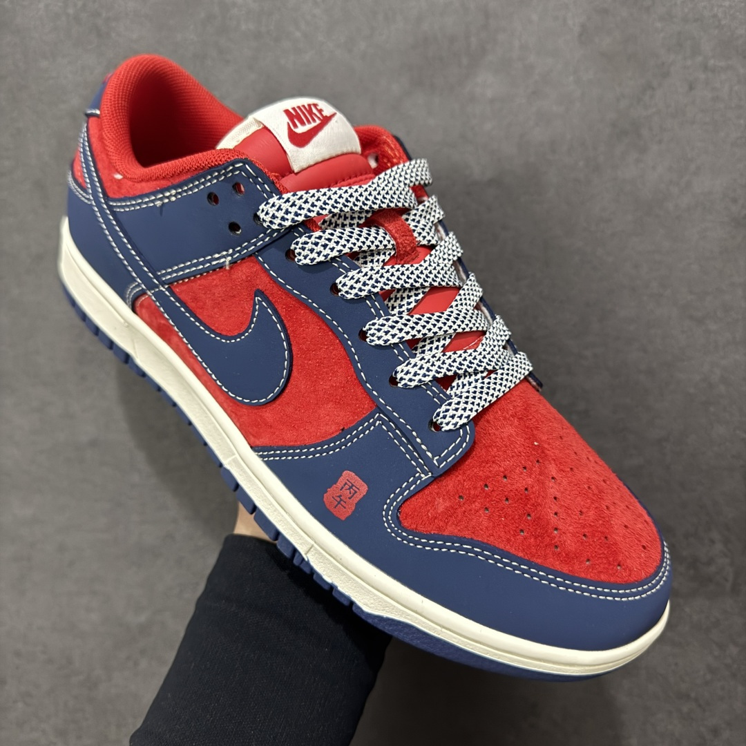 图片[3]-【定制版】2026新款定制限量发售Nike SB Dunk Low“马年联名限定——藏蓝酒红”-专属马年礼盒：鞋盒印满骏马剪影，搭配同款骏马挂饰，整套收藏仪式感拉满。 – 红蓝复古撞色：酒红翻毛皮藏蓝牛剖层革拼接，质感层次丰富，自带街头复古氛 #高端定制 低帮休闲板鞋 定制鞋盒 大厂纯原品质出货 超高清洁度 皮料切割干净无任何毛边 细节完美 货号：FF9989-021 尺码：36 36.5 37.5 38 38.5 39 40 40.5 41 42 42.5 43 44 44.5 45-选品中心