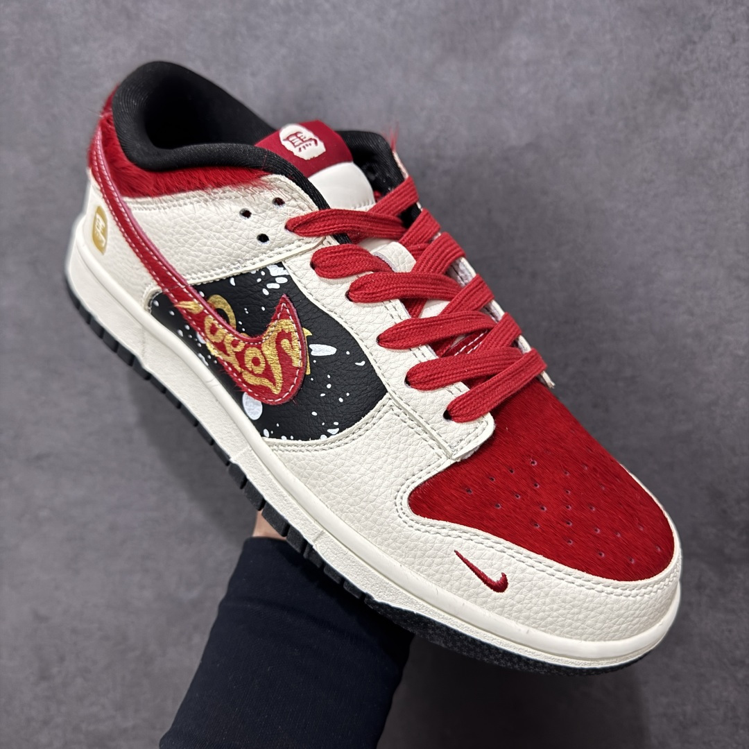 图片[3]-【定制版】2026新款定制限量发售Nike SB Dunk Low“马年联名限定——白金红马毛”特殊定制材料 – 米白底色搭配大红、撞黑拼接，鞋侧金色飞马刺绣点缀星空泼墨，细节里全是国风巧思；后跟金色“马”字标识点明生肖主题，红色马毛材质提升奢华质感。 #高端定制 低帮休闲板鞋 定制鞋盒 大厂纯原品质出货 超高清洁度 皮料切割干净无任何毛边 细节完美 货号：DS6608-019 尺码：36 36.5 37.5 38 38.5 39 40 40.5 41 42 42.5 43 44 44.5 45-选品中心