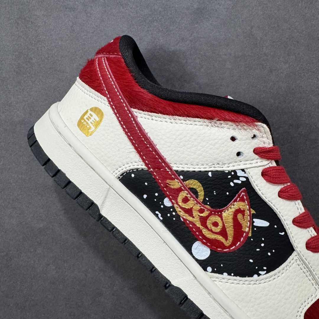 图片[6]-【定制版】2026新款定制限量发售Nike SB Dunk Low“马年联名限定——白金红马毛”特殊定制材料 – 米白底色搭配大红、撞黑拼接，鞋侧金色飞马刺绣点缀星空泼墨，细节里全是国风巧思；后跟金色“马”字标识点明生肖主题，红色马毛材质提升奢华质感。 #高端定制 低帮休闲板鞋 定制鞋盒 大厂纯原品质出货 超高清洁度 皮料切割干净无任何毛边 细节完美 货号：DS6608-019 尺码：36 36.5 37.5 38 38.5 39 40 40.5 41 42 42.5 43 44 44.5 45-选品中心