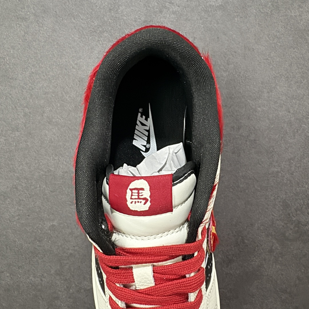 图片[7]-【定制版】2026新款定制限量发售Nike SB Dunk Low“马年联名限定——白金红马毛”特殊定制材料 – 米白底色搭配大红、撞黑拼接，鞋侧金色飞马刺绣点缀星空泼墨，细节里全是国风巧思；后跟金色“马”字标识点明生肖主题，红色马毛材质提升奢华质感。 #高端定制 低帮休闲板鞋 定制鞋盒 大厂纯原品质出货 超高清洁度 皮料切割干净无任何毛边 细节完美 货号：DS6608-019 尺码：36 36.5 37.5 38 38.5 39 40 40.5 41 42 42.5 43 44 44.5 45-选品中心