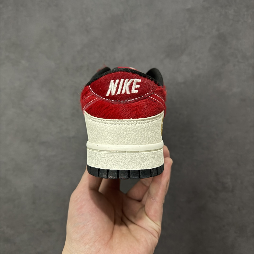 图片[4]-【定制版】2026新款定制限量发售Nike SB Dunk Low“马年联名限定——白金红马毛”特殊定制材料 – 米白底色搭配大红、撞黑拼接，鞋侧金色飞马刺绣点缀星空泼墨，细节里全是国风巧思；后跟金色“马”字标识点明生肖主题，红色马毛材质提升奢华质感。 #高端定制 低帮休闲板鞋 定制鞋盒 大厂纯原品质出货 超高清洁度 皮料切割干净无任何毛边 细节完美 货号：DS6608-019 尺码：36 36.5 37.5 38 38.5 39 40 40.5 41 42 42.5 43 44 44.5 45-选品中心