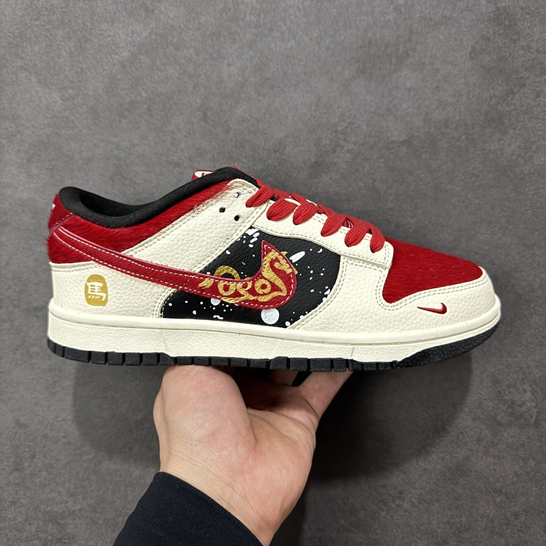 【定制版】2026新款定制限量发售Nike SB Dunk Low“马年联名限定------白金红马毛”特殊定制材料 - 米白底色搭配大红、撞黑拼接,鞋侧金色飞马刺绣点缀星空泼墨,细节里全是国风巧思;后跟金色“马”字标识点明生肖主题,红色马毛材质提升奢华质感。 #高端定制 低帮休闲板鞋 定制鞋盒 大厂纯原品质出货 超高清洁度 皮料切割干净无任何毛边 细节完美 货号:DS6608-019 尺码:36 36.5 37.5 38 38.5 39 40 40.5 41 42 42.5 43 44 44.5 45-选品中心