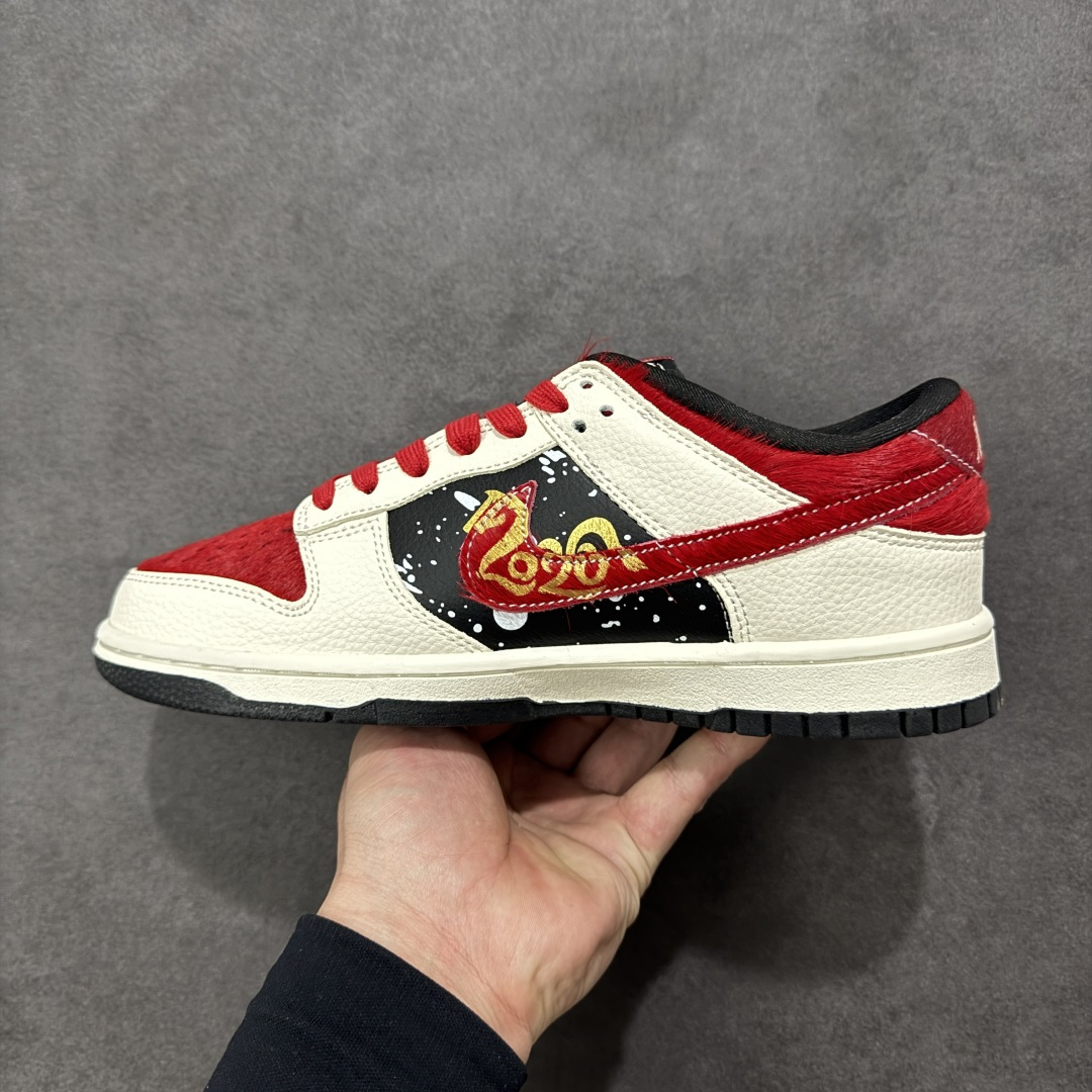 图片[2]-【定制版】2026新款定制限量发售Nike SB Dunk Low“马年联名限定——白金红马毛”特殊定制材料 – 米白底色搭配大红、撞黑拼接，鞋侧金色飞马刺绣点缀星空泼墨，细节里全是国风巧思；后跟金色“马”字标识点明生肖主题，红色马毛材质提升奢华质感。 #高端定制 低帮休闲板鞋 定制鞋盒 大厂纯原品质出货 超高清洁度 皮料切割干净无任何毛边 细节完美 货号：DS6608-019 尺码：36 36.5 37.5 38 38.5 39 40 40.5 41 42 42.5 43 44 44.5 45-选品中心