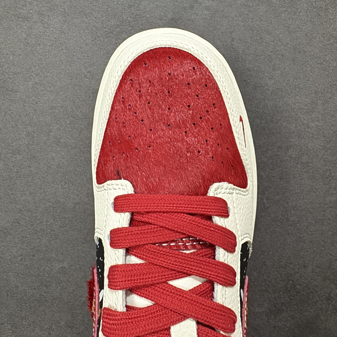 图片[8]-【定制版】2026新款定制限量发售Nike SB Dunk Low“马年联名限定——白金红马毛”特殊定制材料 – 米白底色搭配大红、撞黑拼接，鞋侧金色飞马刺绣点缀星空泼墨，细节里全是国风巧思；后跟金色“马”字标识点明生肖主题，红色马毛材质提升奢华质感。 #高端定制 低帮休闲板鞋 定制鞋盒 大厂纯原品质出货 超高清洁度 皮料切割干净无任何毛边 细节完美 货号：DS6608-019 尺码：36 36.5 37.5 38 38.5 39 40 40.5 41 42 42.5 43 44 44.5 45-选品中心