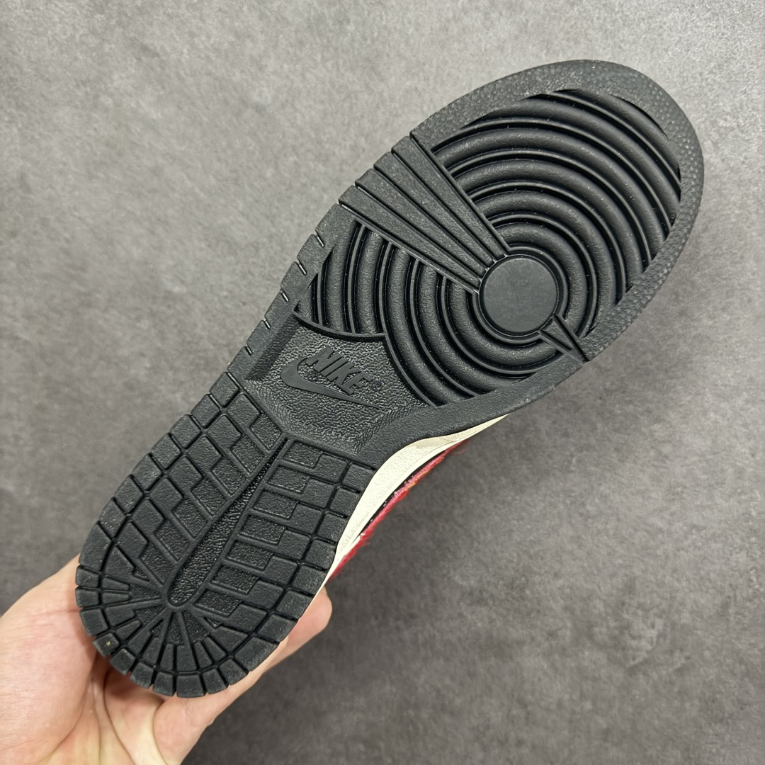 图片[9]-【定制版】2026新款定制限量发售Nike SB Dunk Low“马年联名限定——白金红马毛”特殊定制材料 – 米白底色搭配大红、撞黑拼接，鞋侧金色飞马刺绣点缀星空泼墨，细节里全是国风巧思；后跟金色“马”字标识点明生肖主题，红色马毛材质提升奢华质感。 #高端定制 低帮休闲板鞋 定制鞋盒 大厂纯原品质出货 超高清洁度 皮料切割干净无任何毛边 细节完美 货号：DS6608-019 尺码：36 36.5 37.5 38 38.5 39 40 40.5 41 42 42.5 43 44 44.5 45-选品中心